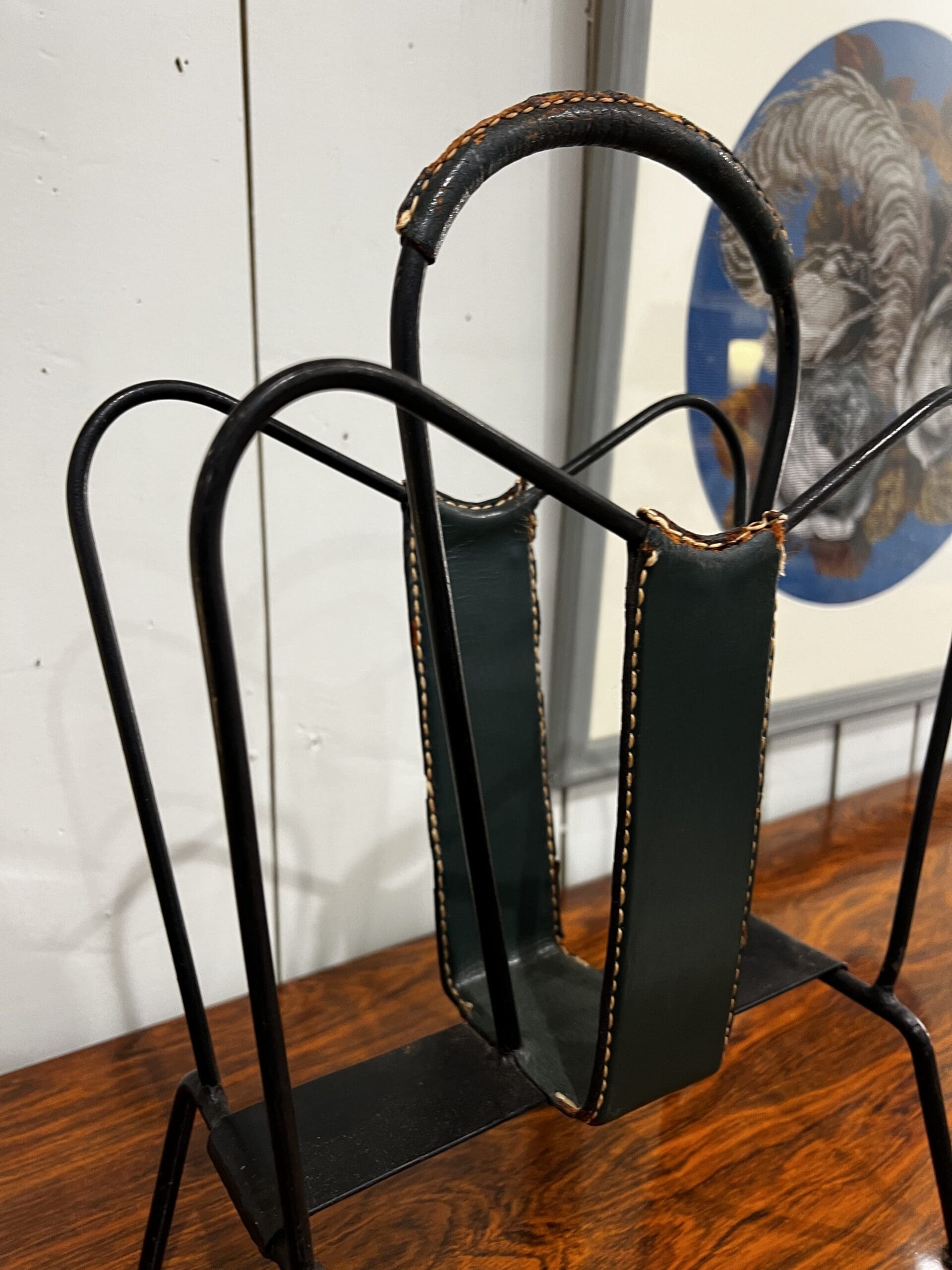 Porte-revues Jacques Adnet en cuir et métal – Élégance Art Déco intemporelle
