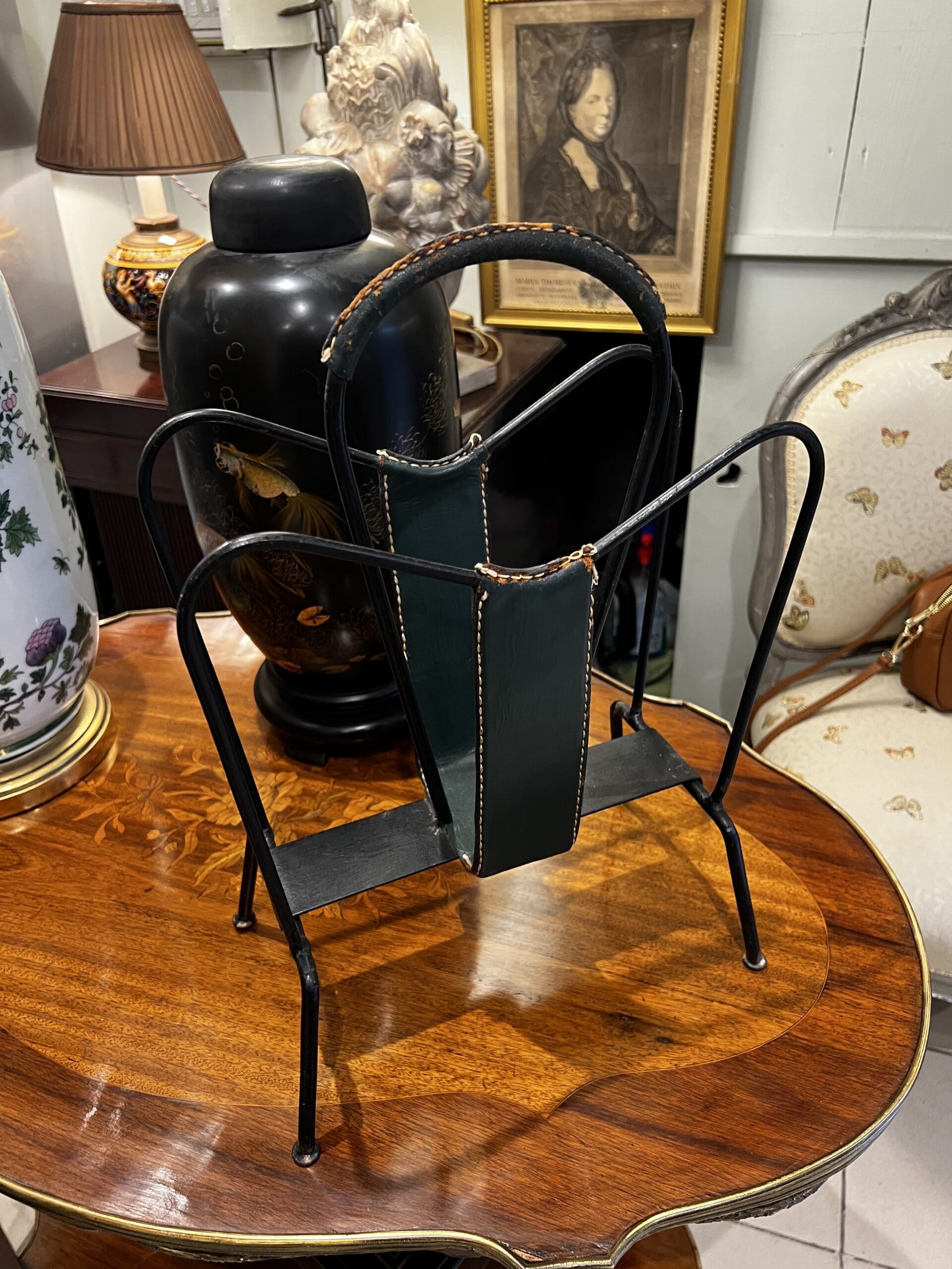 Porte-revues Jacques Adnet en cuir et métal – Élégance Art Déco intemporelle