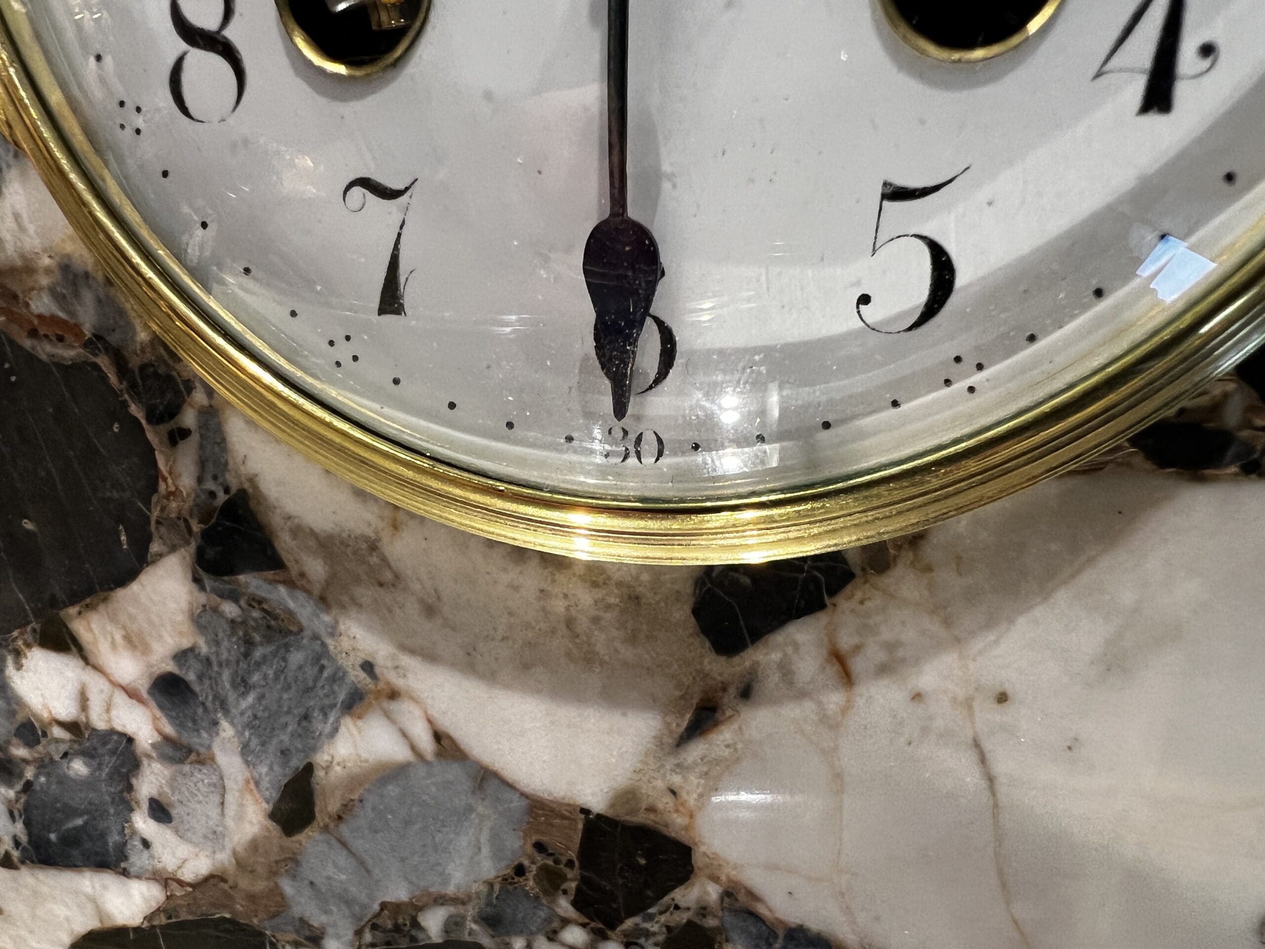 Pendule Art Déco en marbre et bronze doré – Élégance géométrique des années 1925