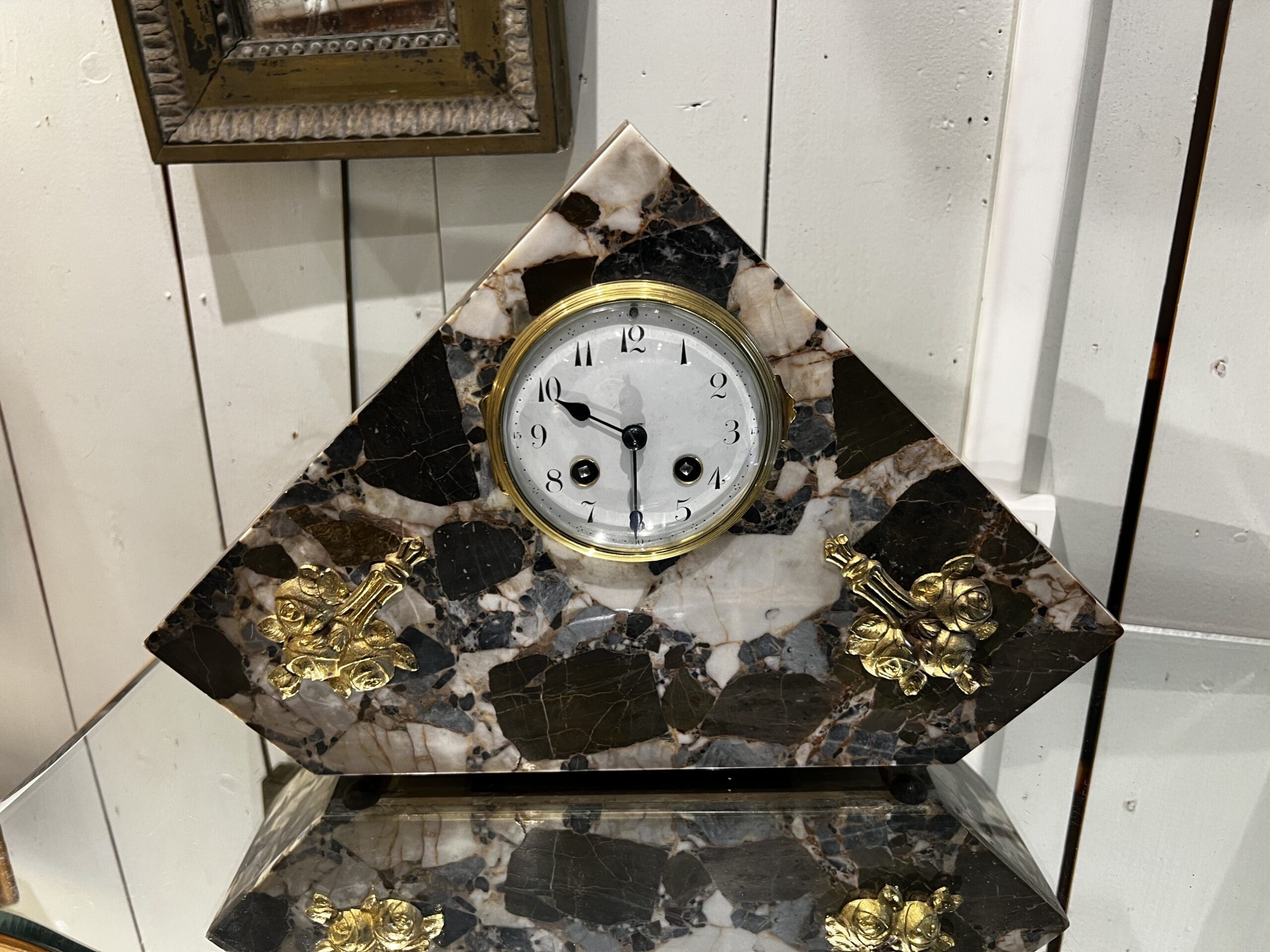 Pendule Art Déco en marbre et bronze doré – Élégance géométrique des années 1925
