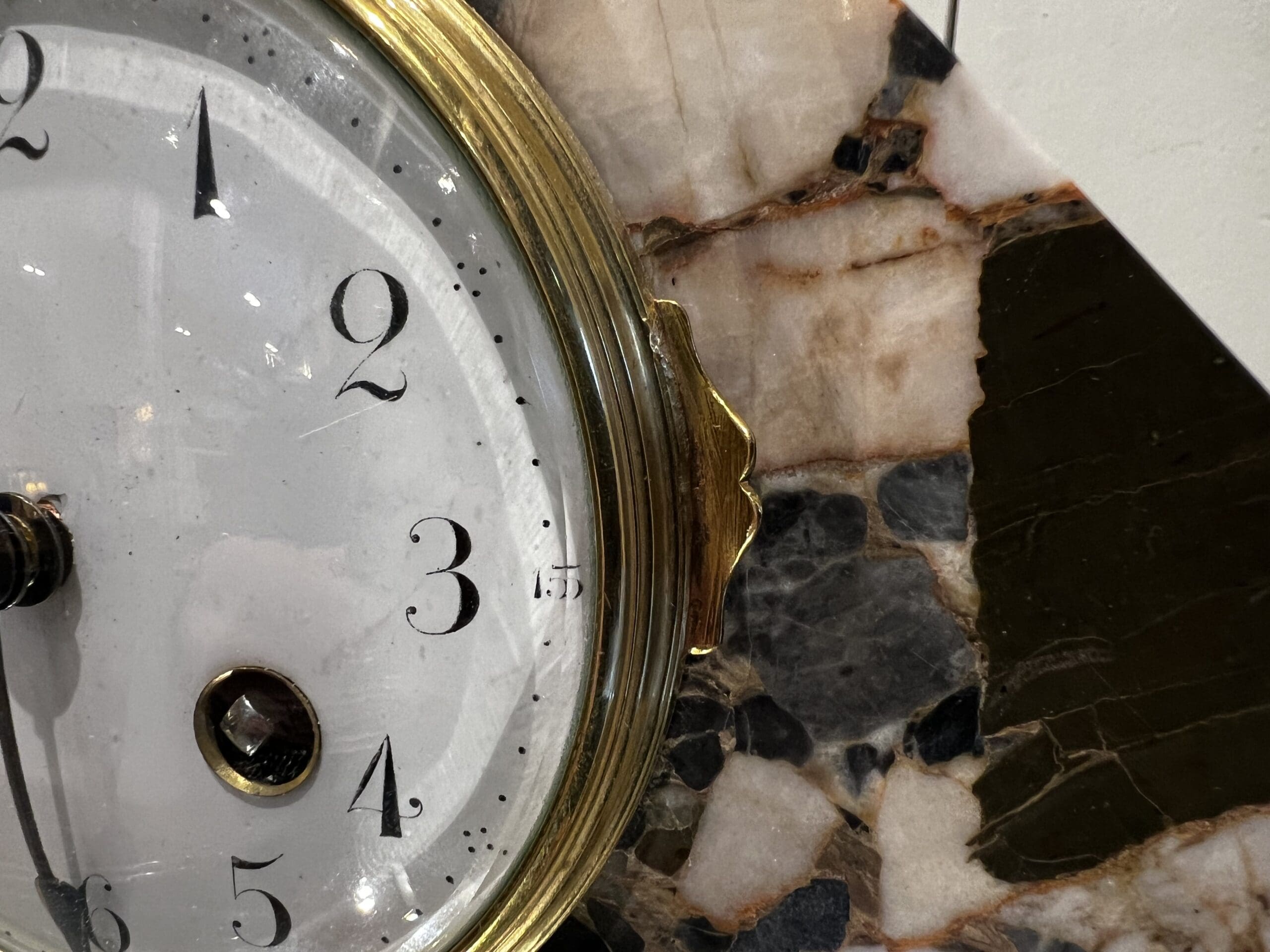 Pendule Art Déco en marbre et bronze doré – Élégance géométrique des années 1925