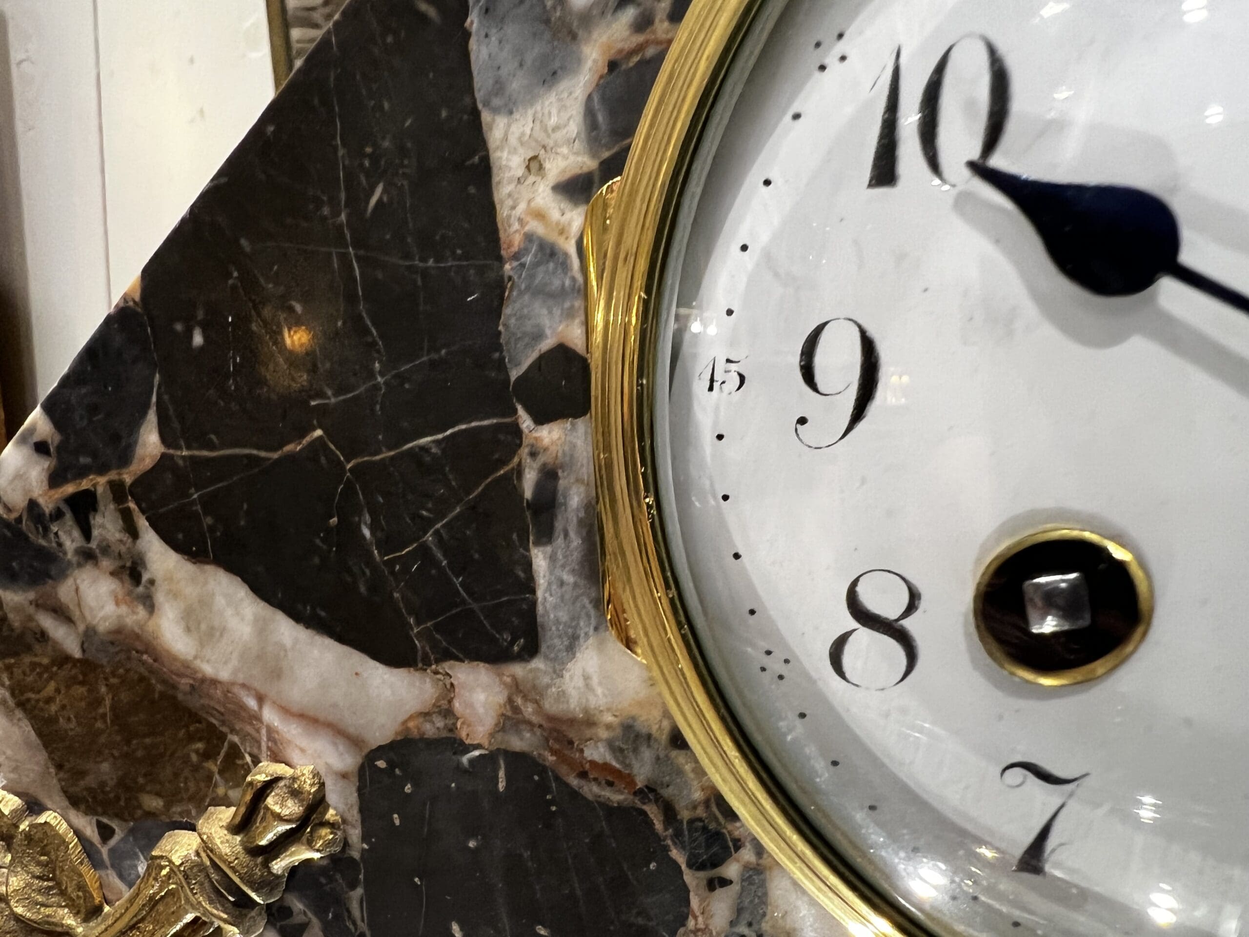 Pendule Art Déco en marbre et bronze doré – Élégance géométrique des années 1925