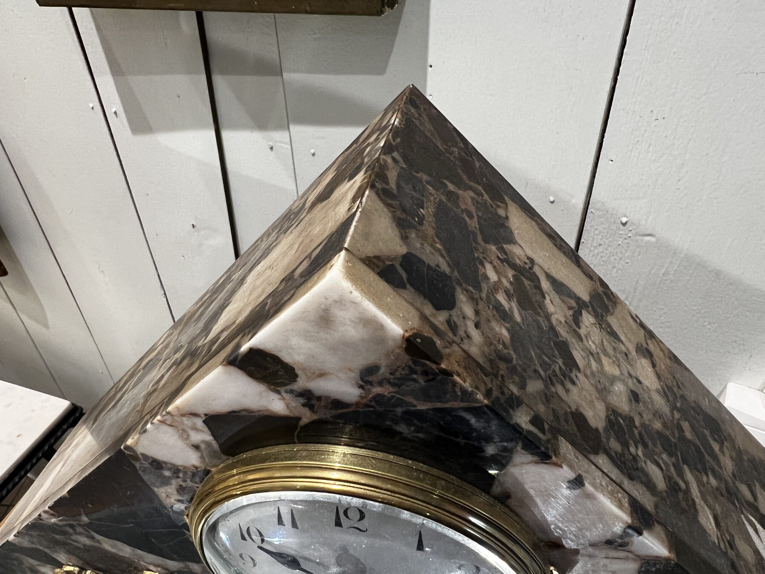 Pendule Art Déco en marbre et bronze doré – Élégance géométrique des années 1925