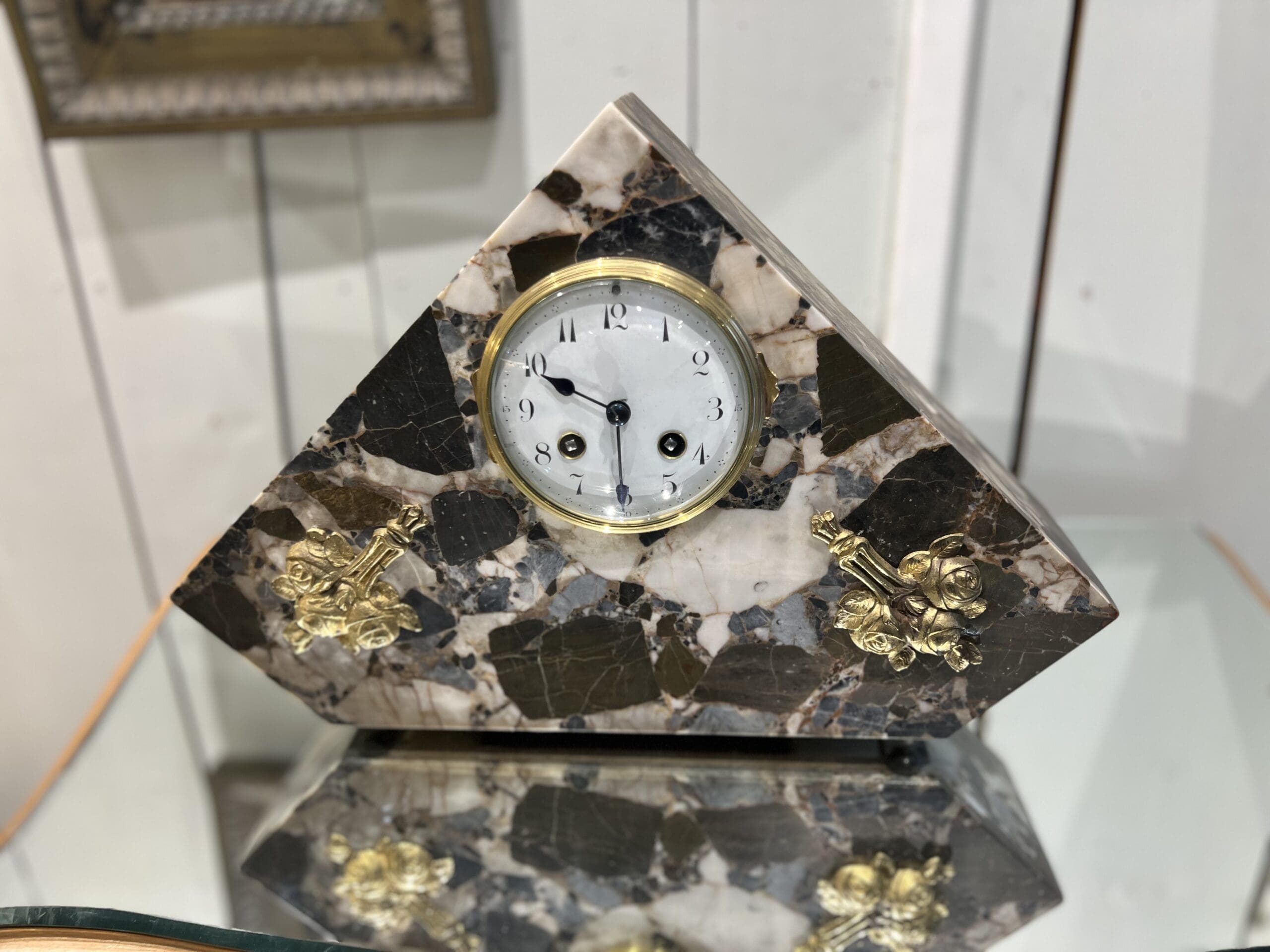 Pendule Art Déco en marbre et bronze doré – Élégance géométrique des années 1925