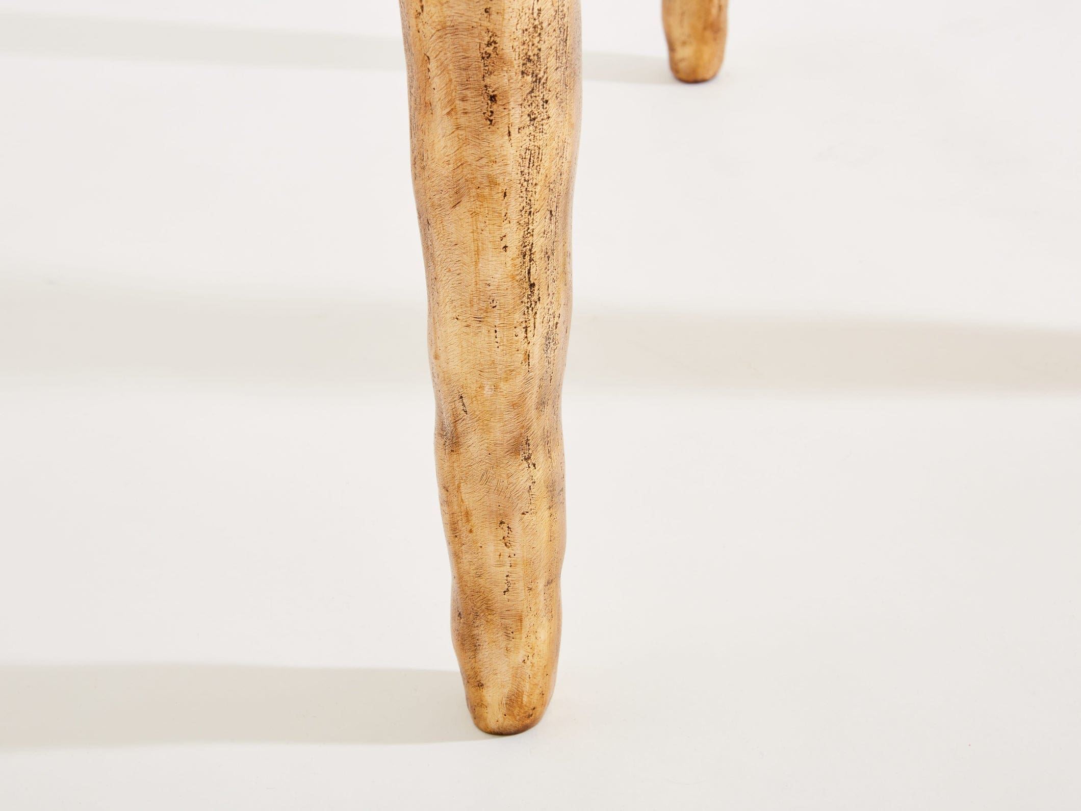 Guéridon tripode en chêne et bronze patiné signé Garouste & Bonetti, 1987