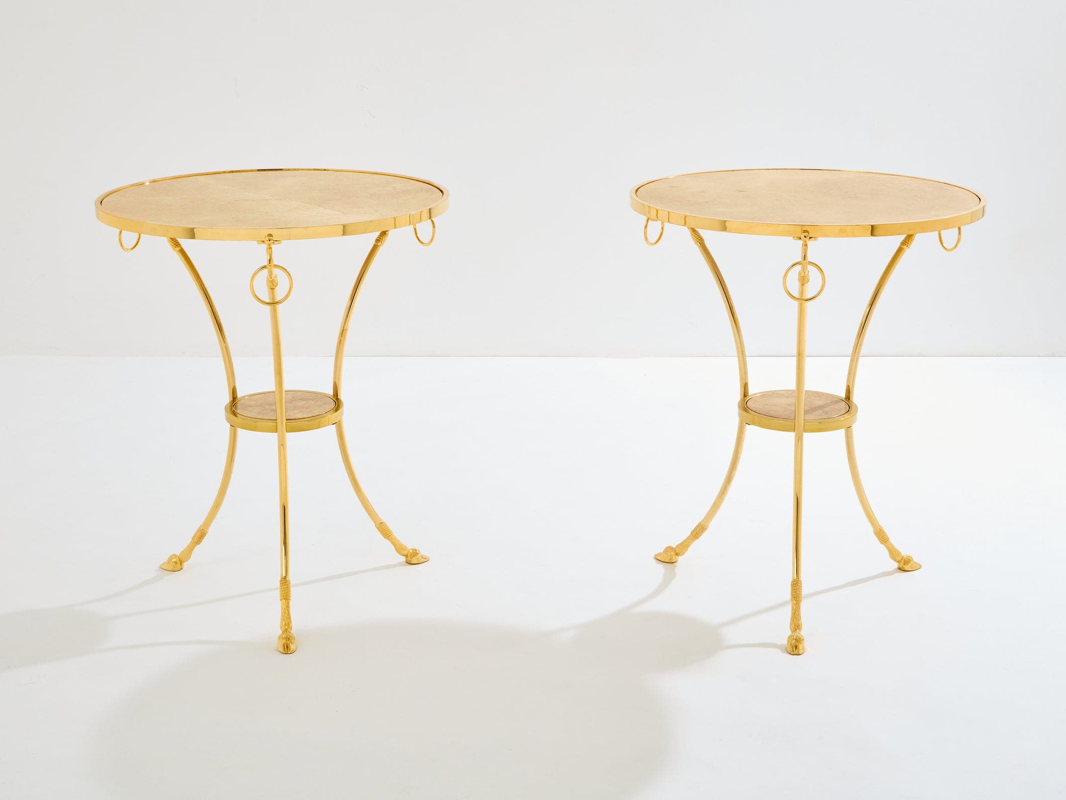 Paire de guéridons néoclassiques en laiton et marbre jaune de Sienne, Maison Charles, années 1960
