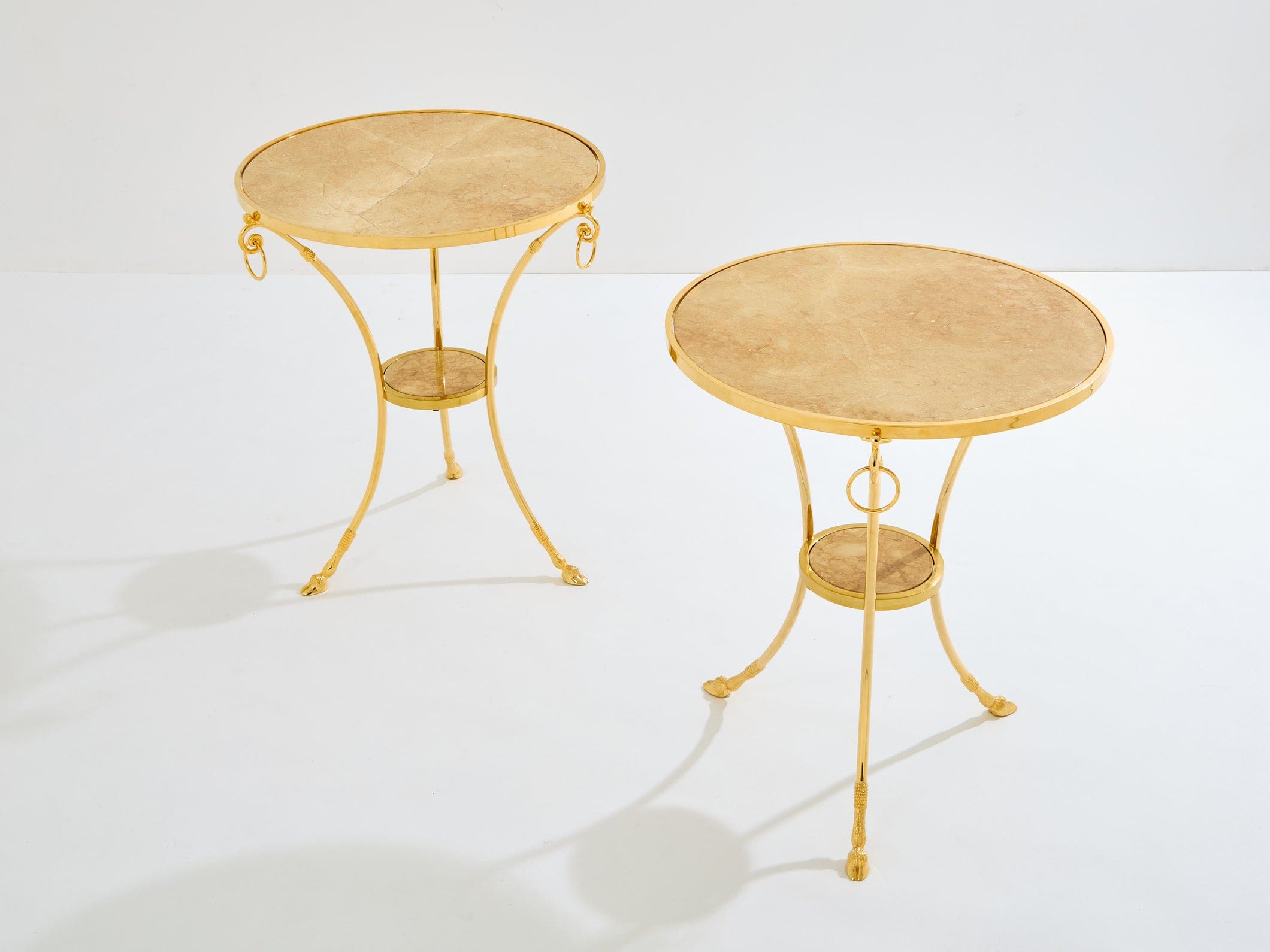 Paire de guéridons néoclassiques en laiton et marbre jaune de Sienne, Maison Charles, années 1960