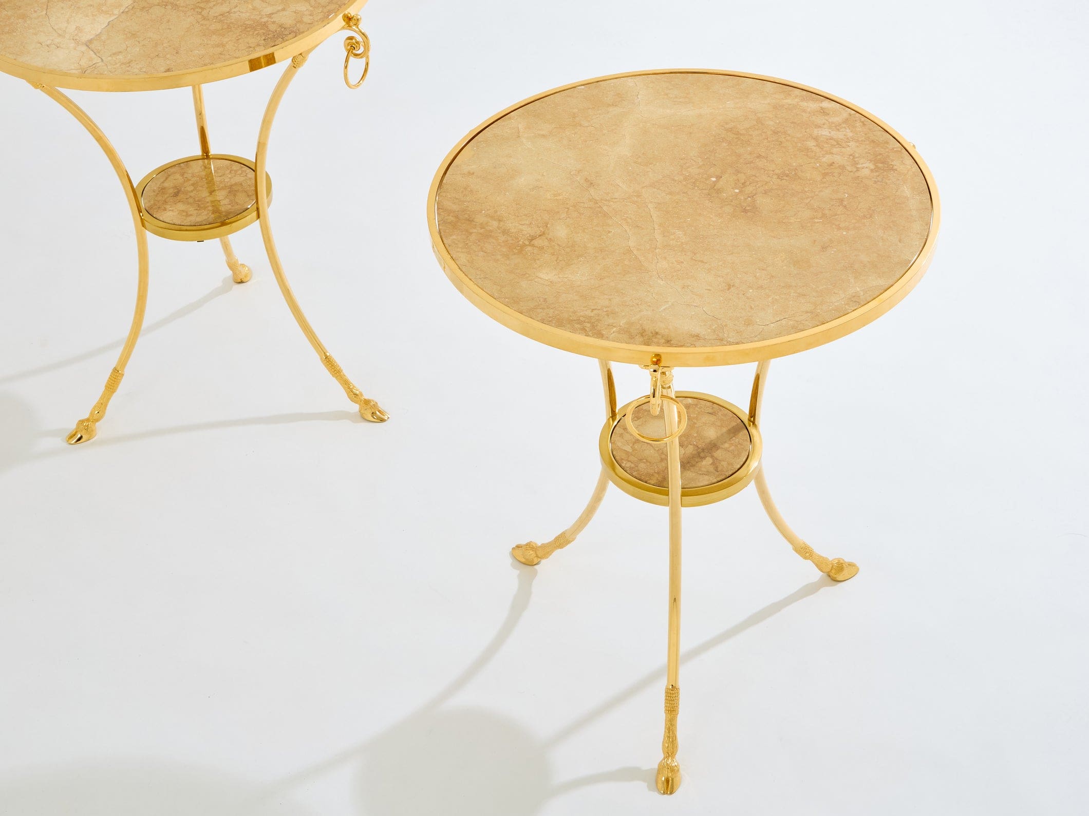 Paire de guéridons néoclassiques en laiton et marbre jaune de Sienne, Maison Charles, années 1960