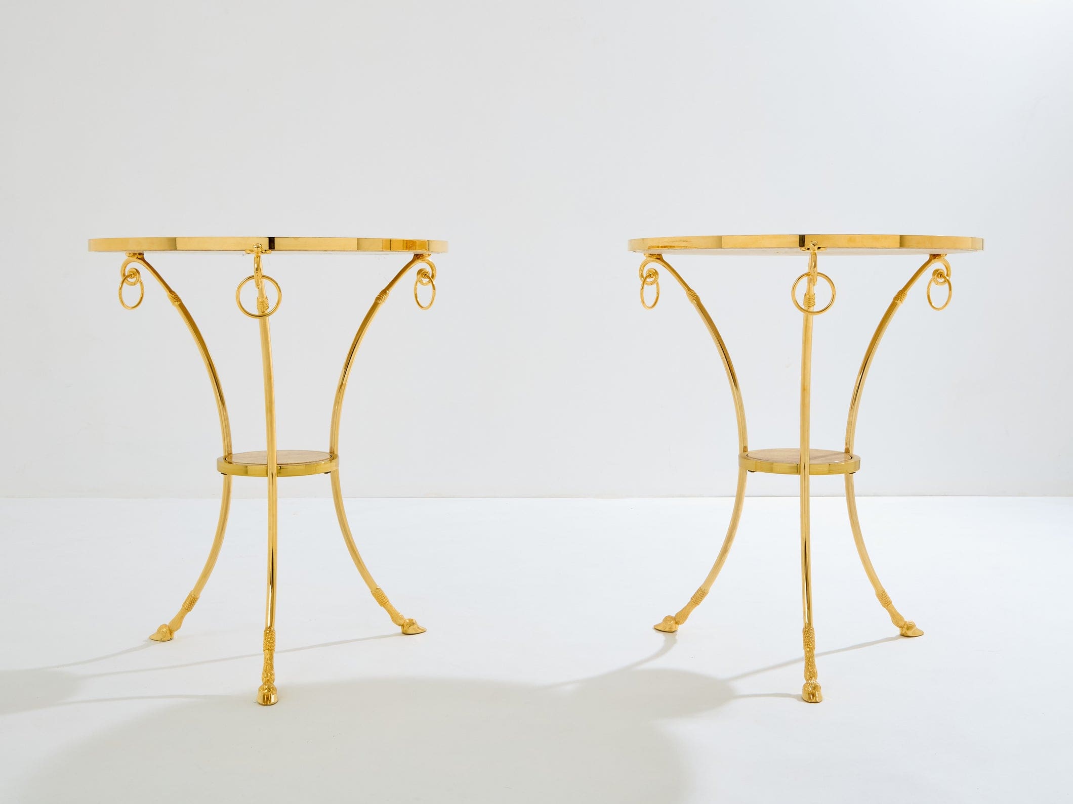 Paire de guéridons néoclassiques en laiton et marbre jaune de Sienne, Maison Charles, années 1960