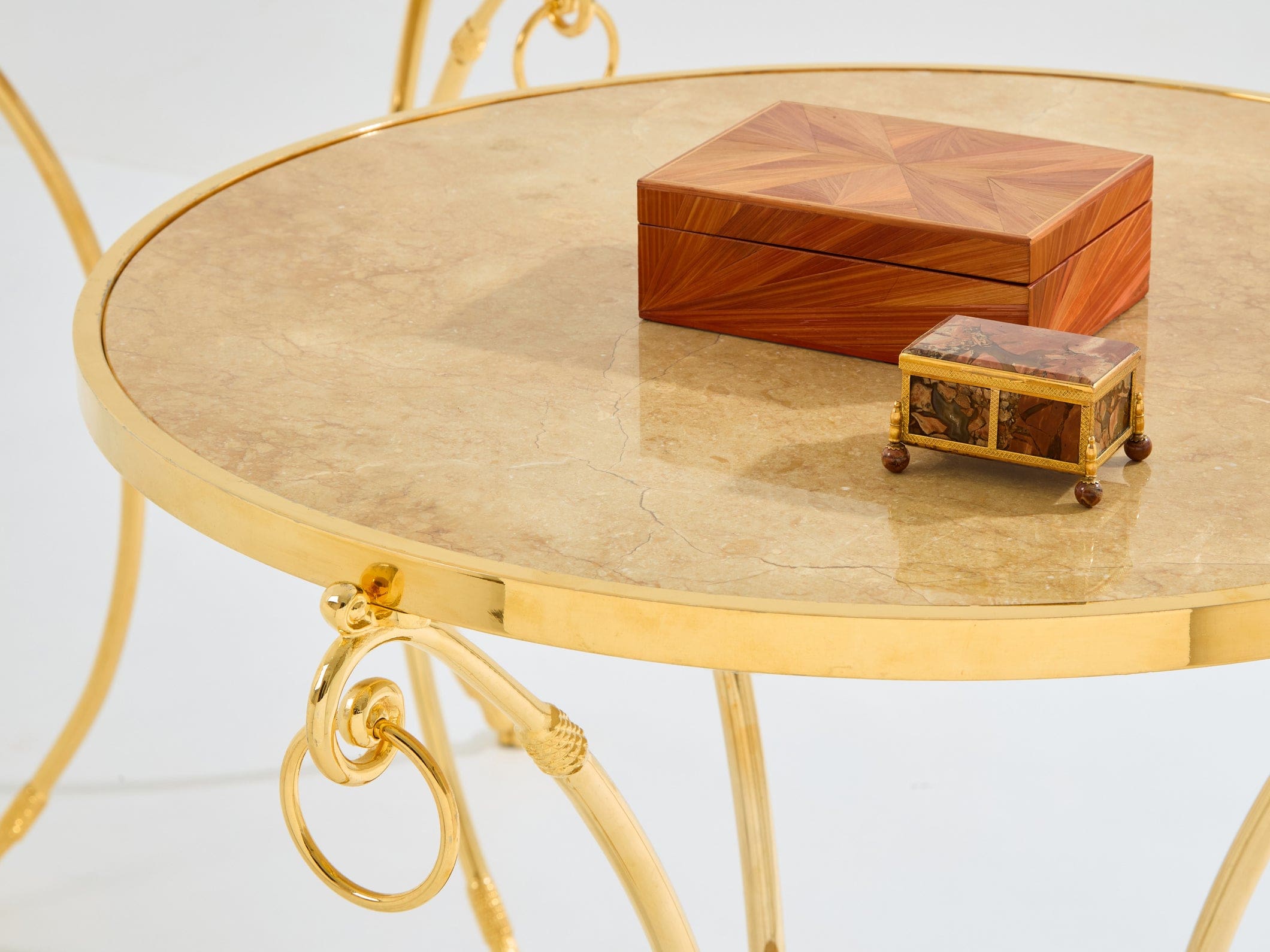 Paire de guéridons néoclassiques en laiton et marbre jaune de Sienne, Maison Charles, années 1960