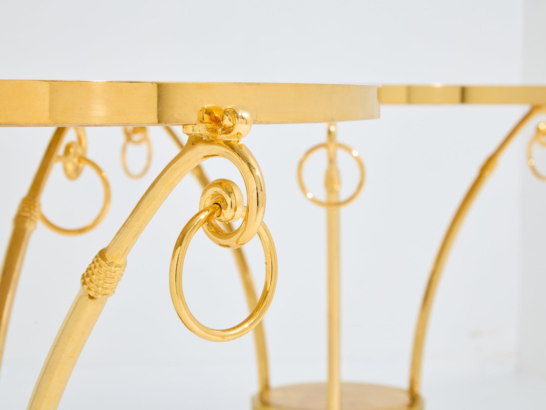 Paire de guéridons néoclassiques en laiton et marbre jaune de Sienne, Maison Charles, années 1960