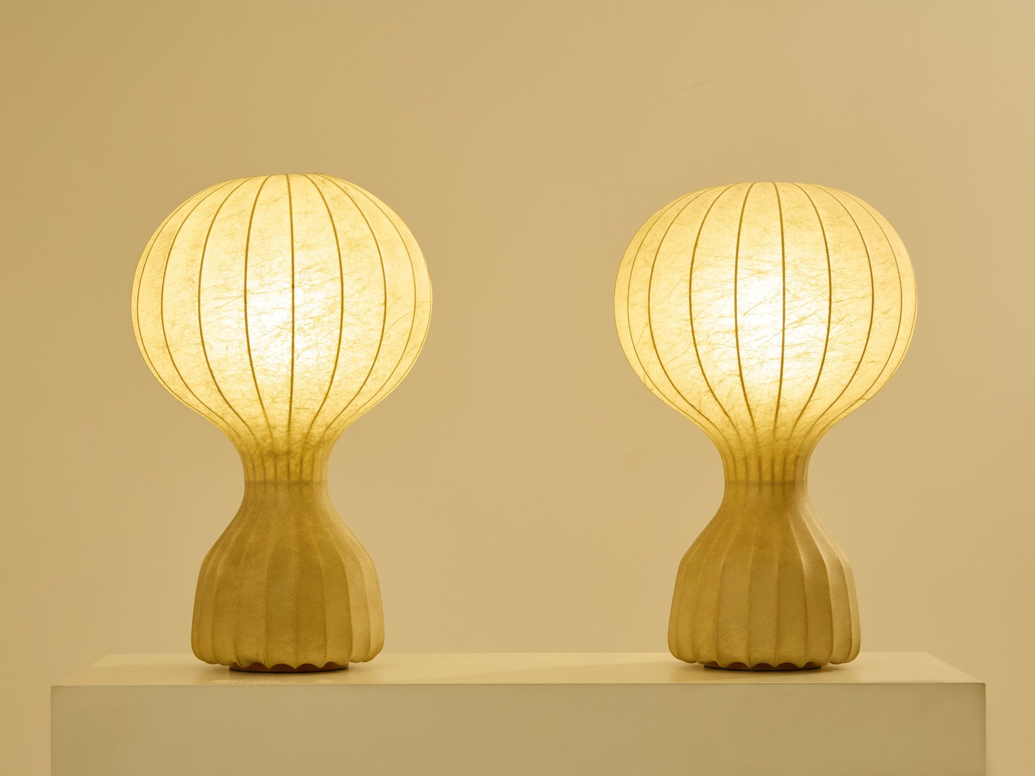 Paire de lampes Gatto Grande première édition en résine cocoon, Castiglioni pour Flos, 1960