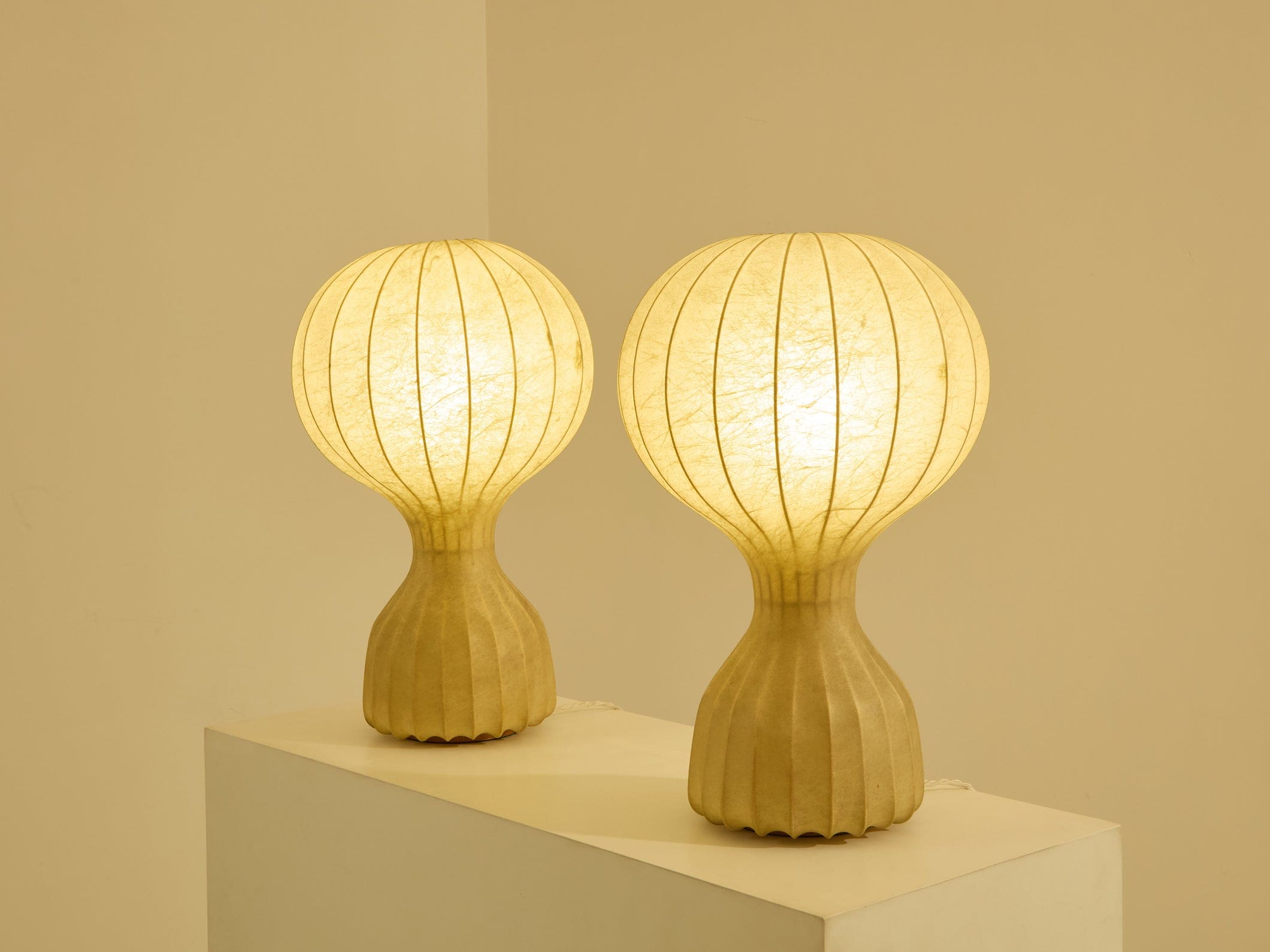 Paire de lampes Gatto Grande première édition en résine cocoon, Castiglioni pour Flos, 1960