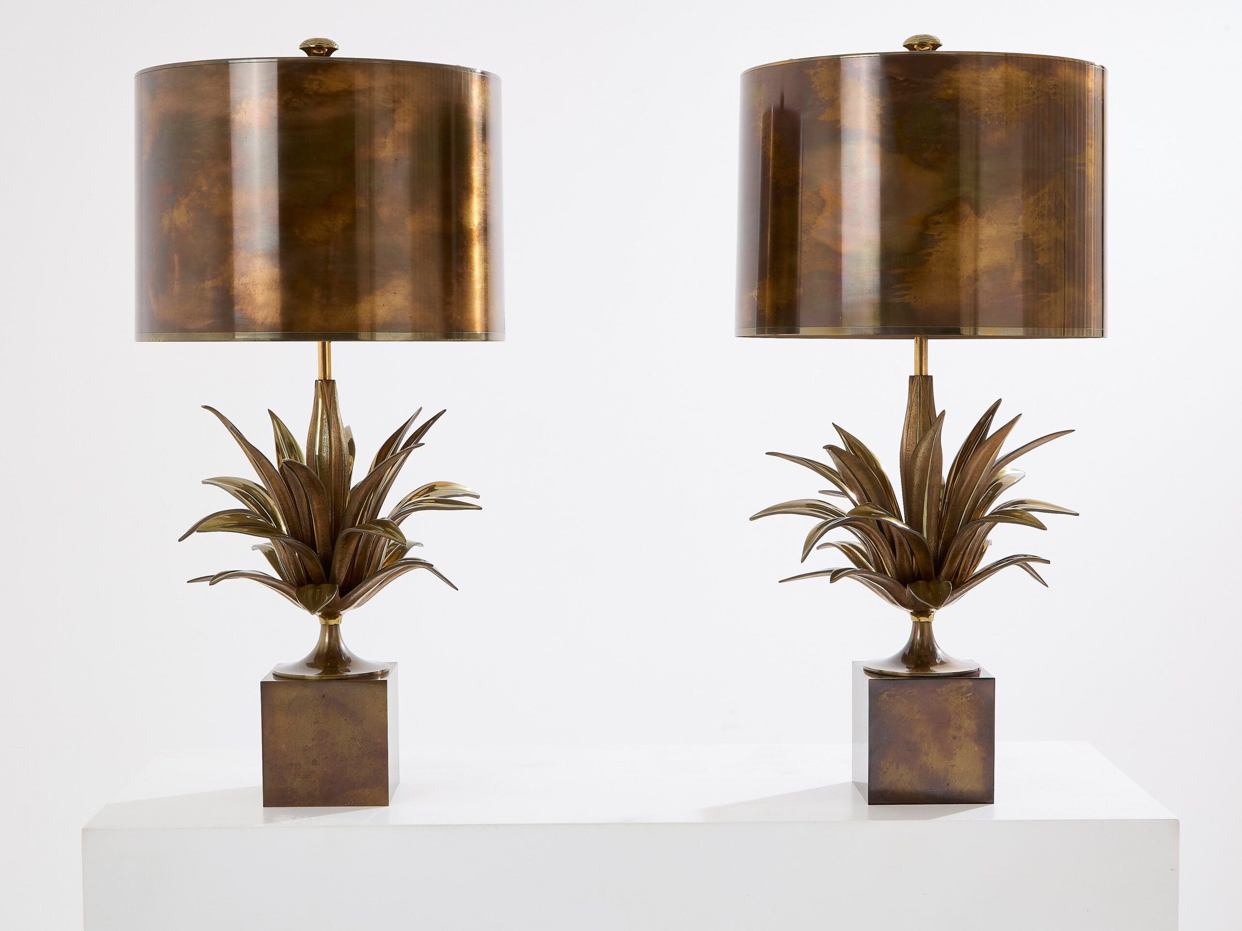 Paire de lampes Agave à gorge en bronze et laiton patiné signées Maison Charles, 1970