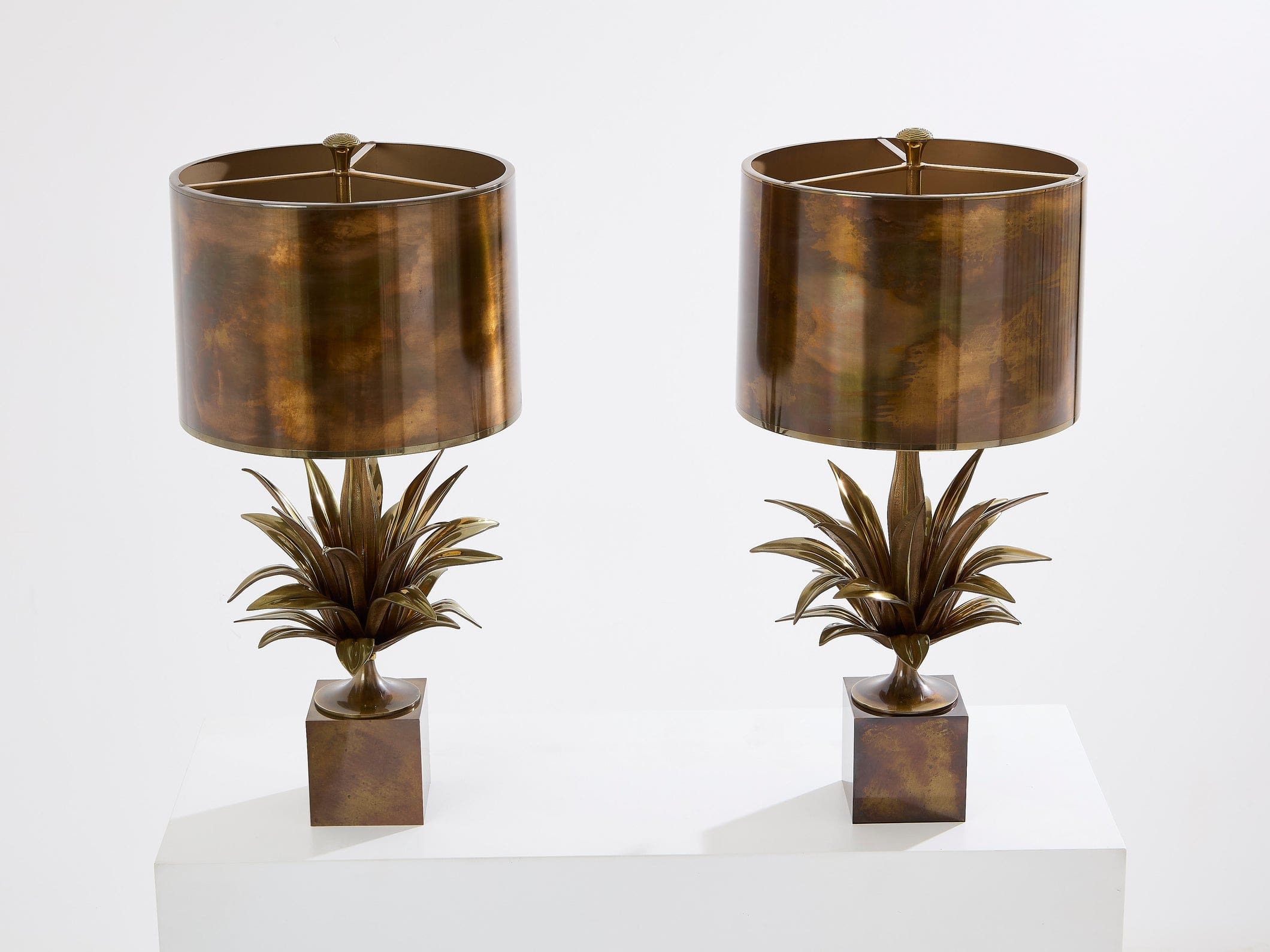 Paire de lampes Agave à gorge en bronze et laiton patiné signées Maison Charles, 1970