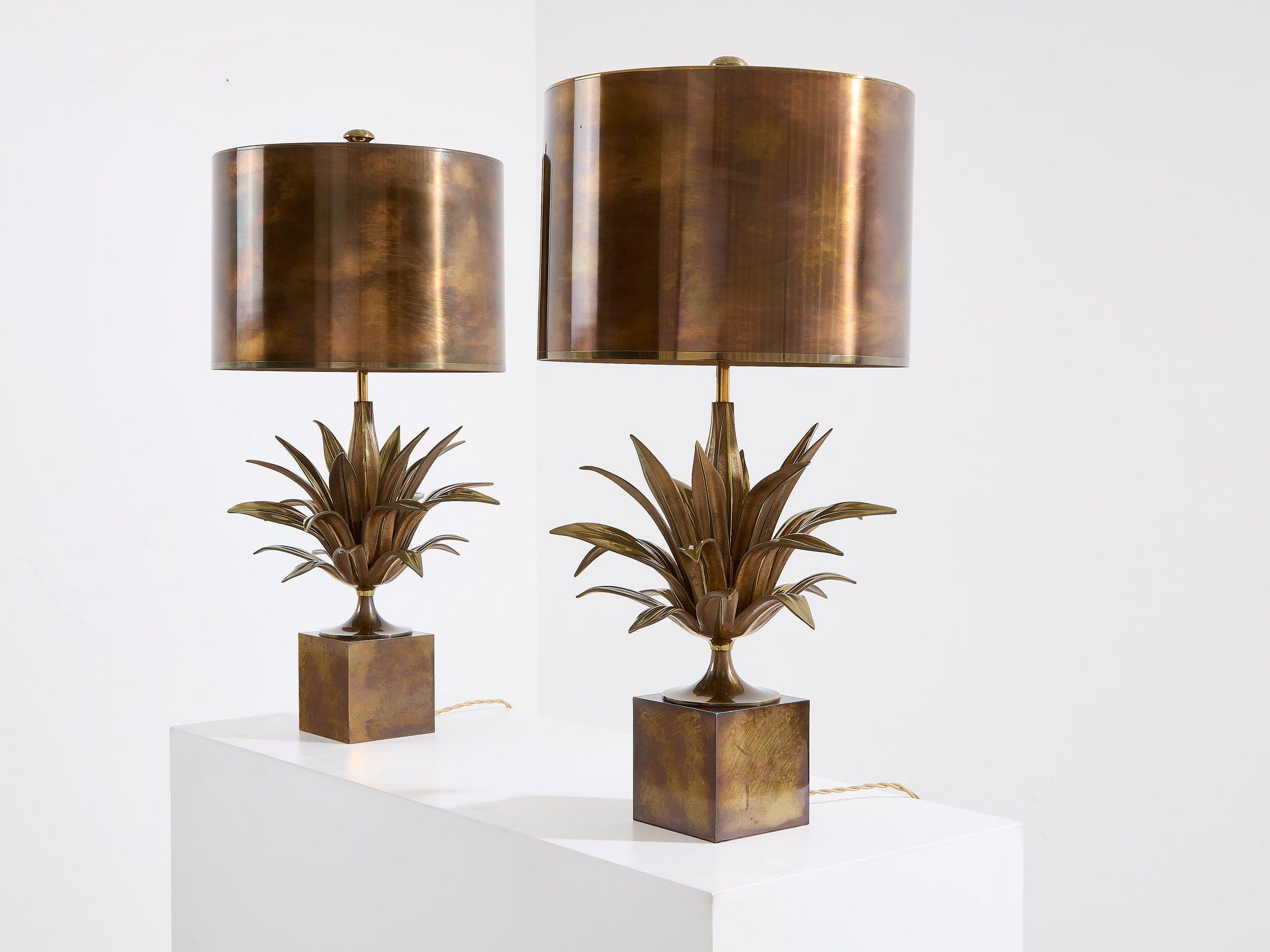 Paire de lampes Agave à gorge en bronze et laiton patiné signées Maison Charles, 1970