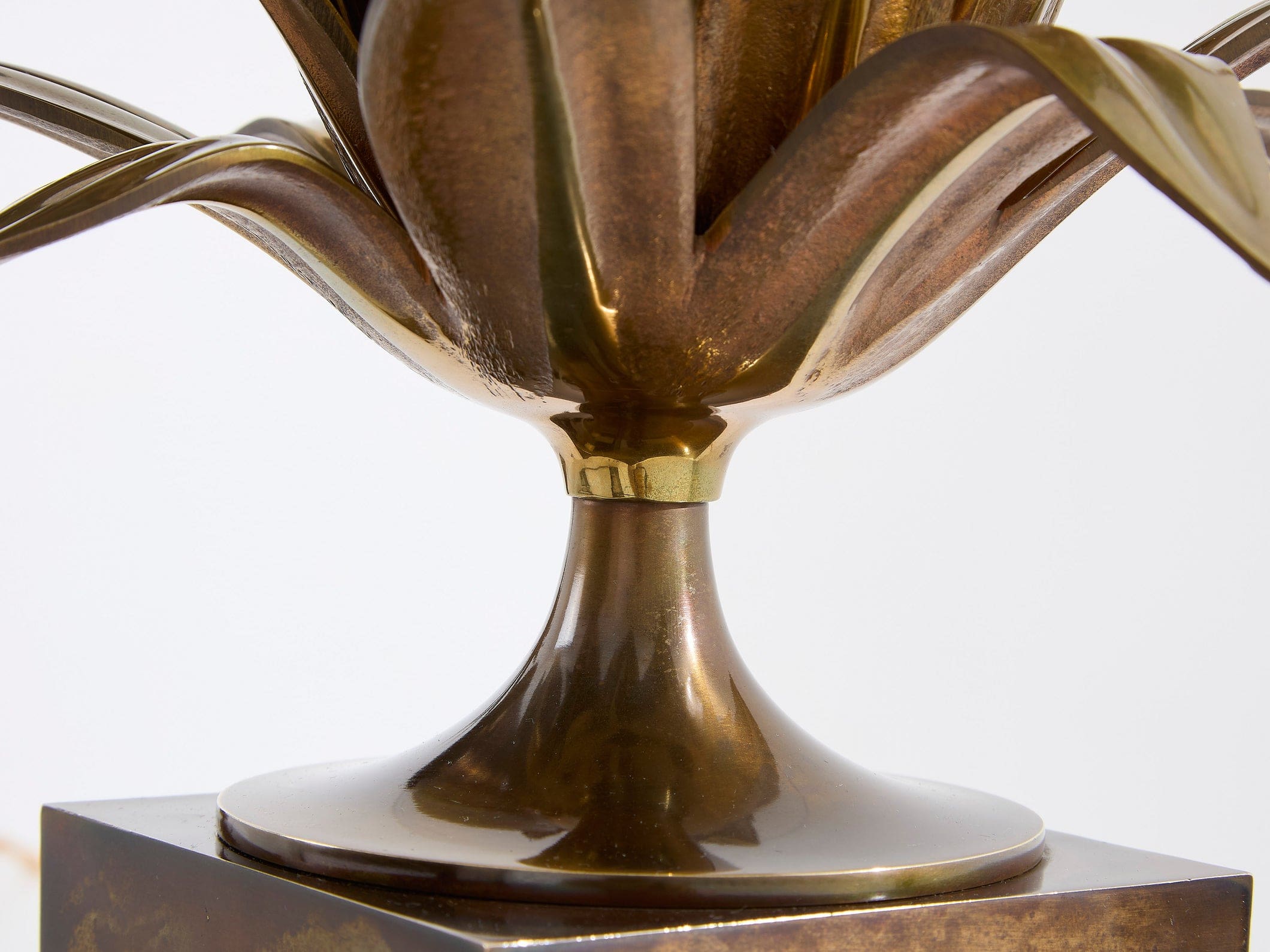 Paire de lampes Agave à gorge en bronze et laiton patiné signées Maison Charles, 1970