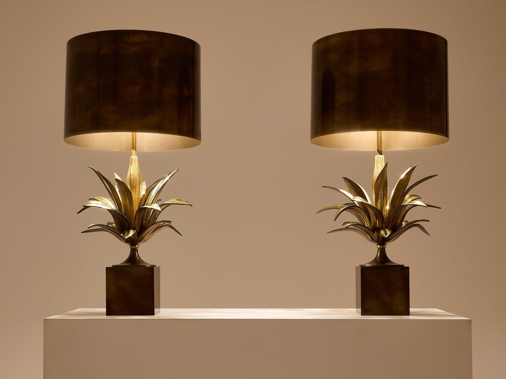 Paire de lampes Agave à gorge en bronze et laiton patiné signées Maison Charles, 1970