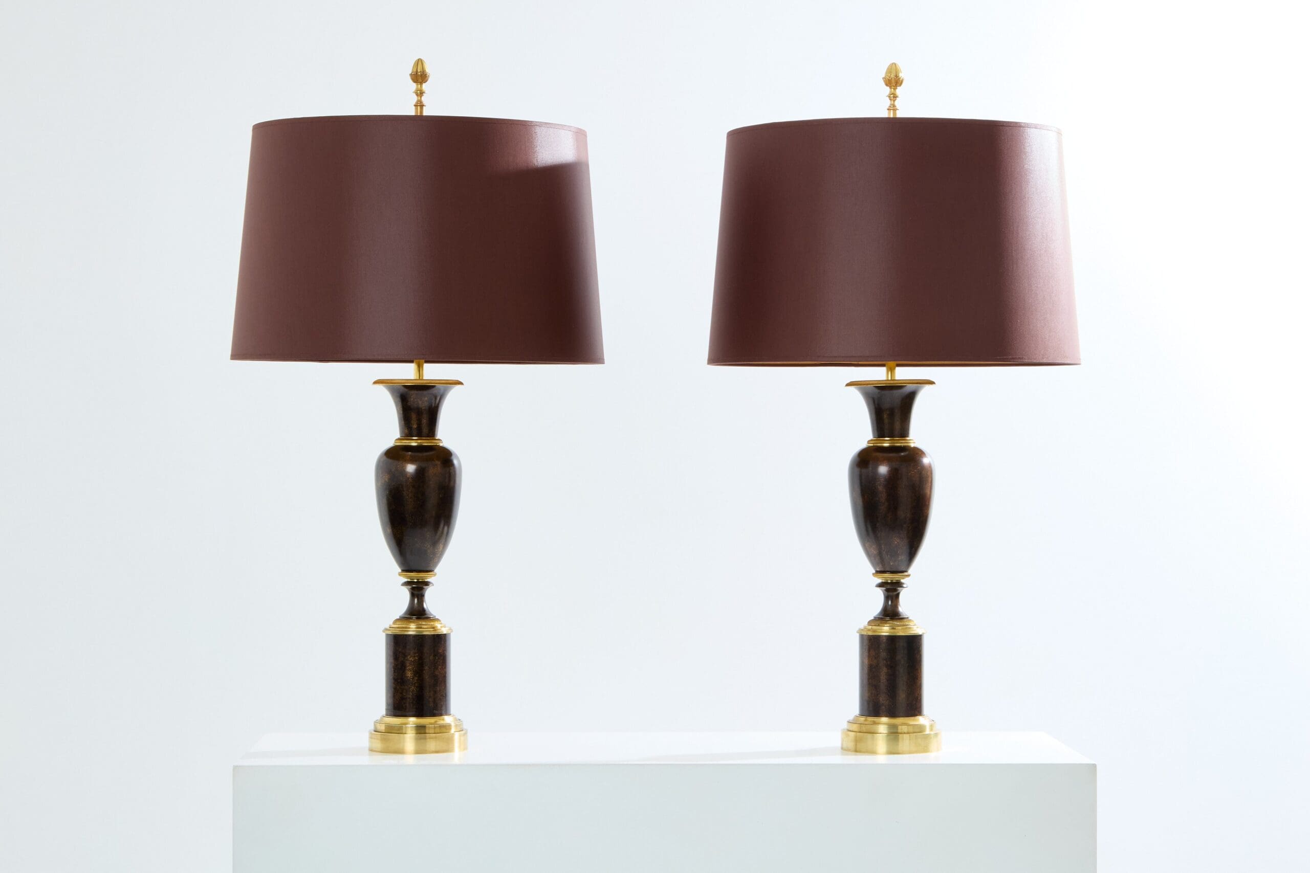 Paire de lampes néoclassiques en laiton patiné signées Maison Charles, 1950