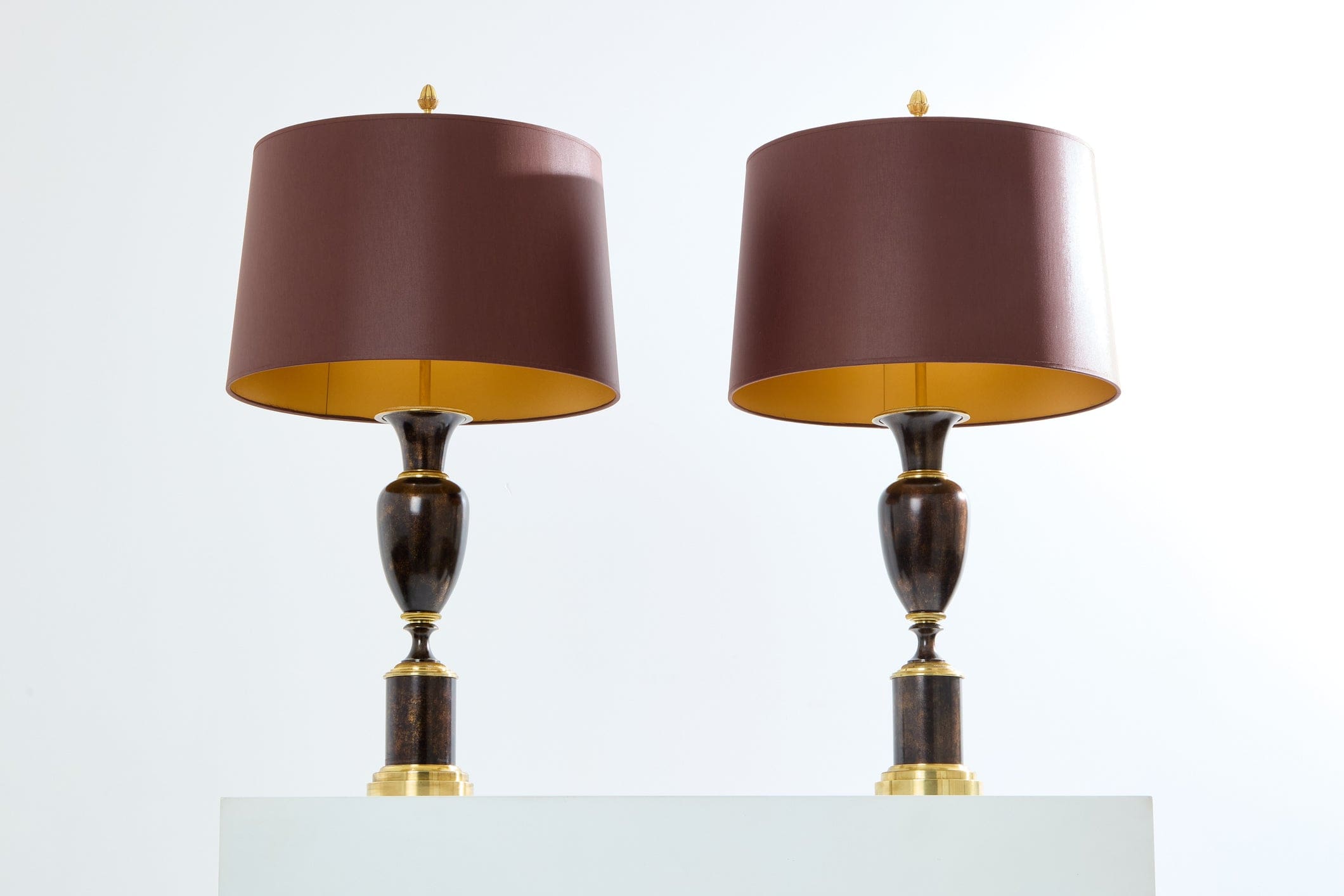 Paire de lampes néoclassiques en laiton patiné signées Maison Charles, 1950