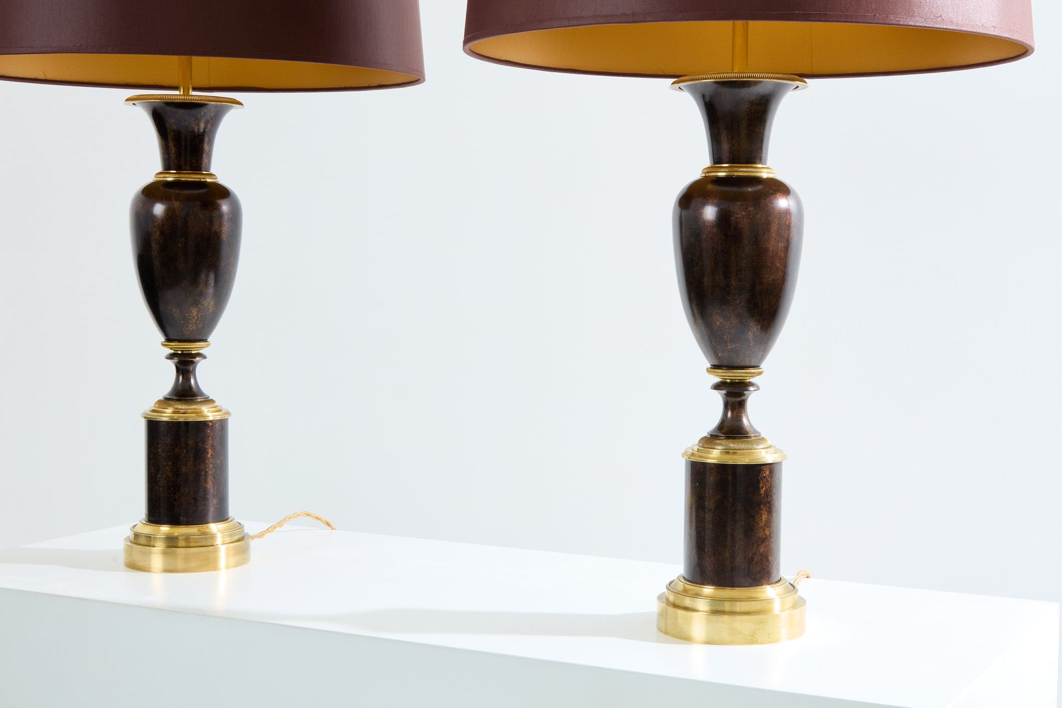 Paire de lampes néoclassiques en laiton patiné signées Maison Charles, 1950