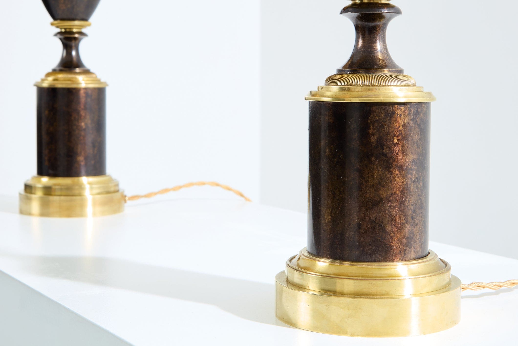 Paire de lampes néoclassiques en laiton patiné signées Maison Charles, 1950