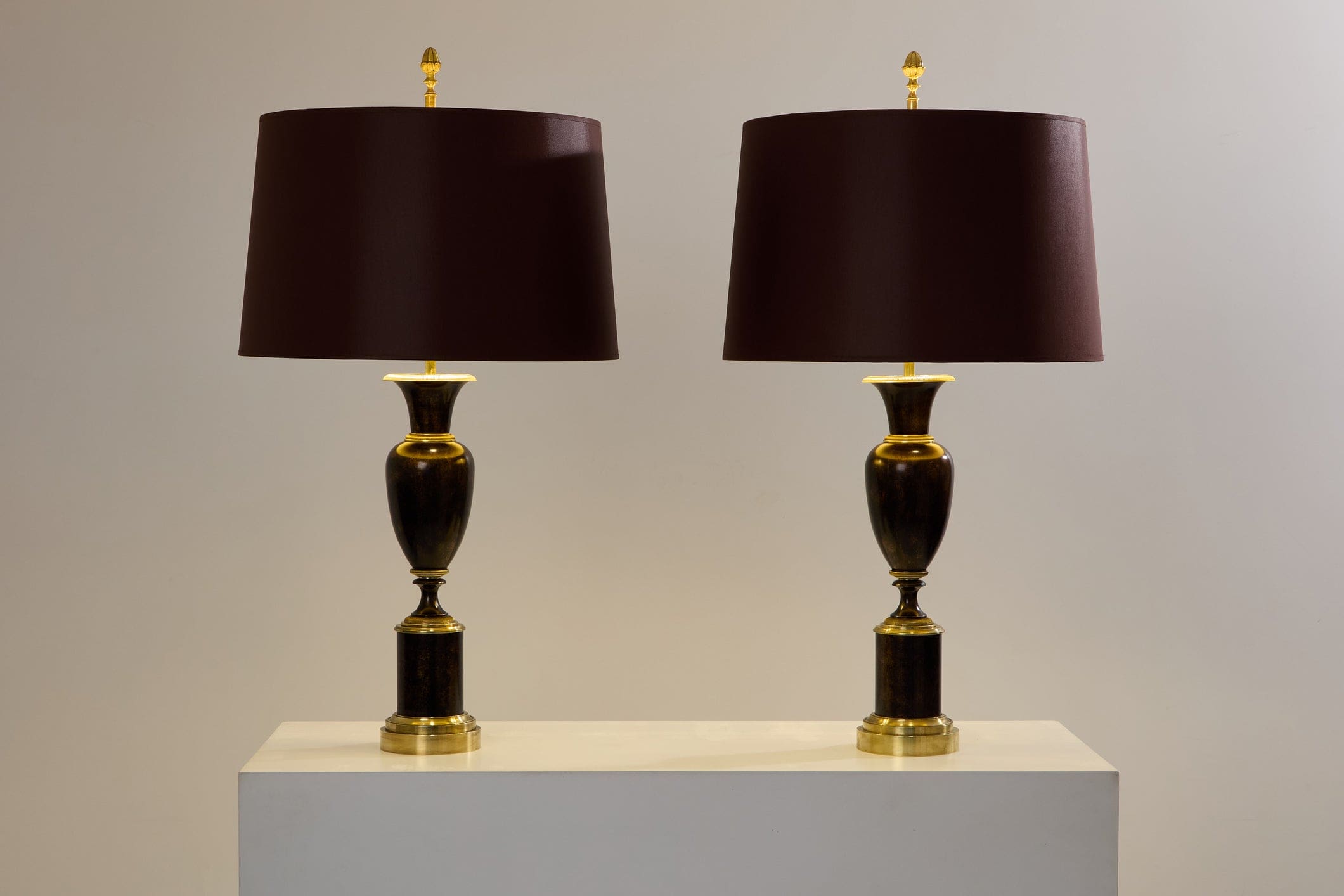Paire de lampes néoclassiques en laiton patiné signées Maison Charles, 1950