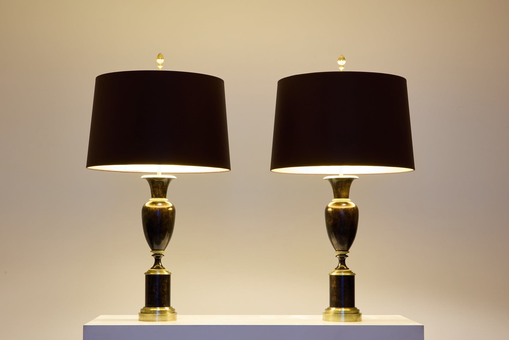 Paire de lampes néoclassiques en laiton patiné signées Maison Charles, 1950
