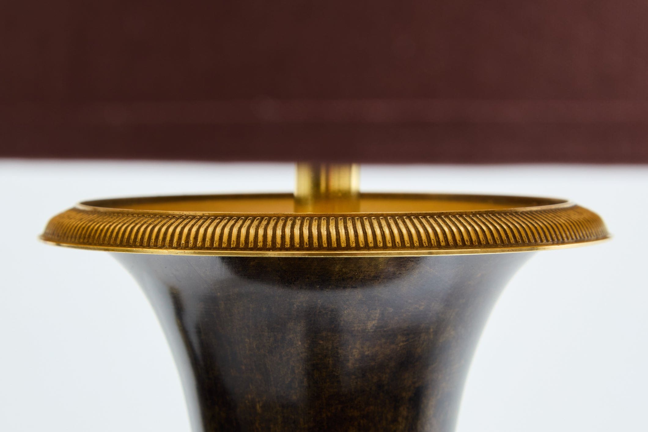 Paire de lampes néoclassiques en laiton patiné signées Maison Charles, 1950