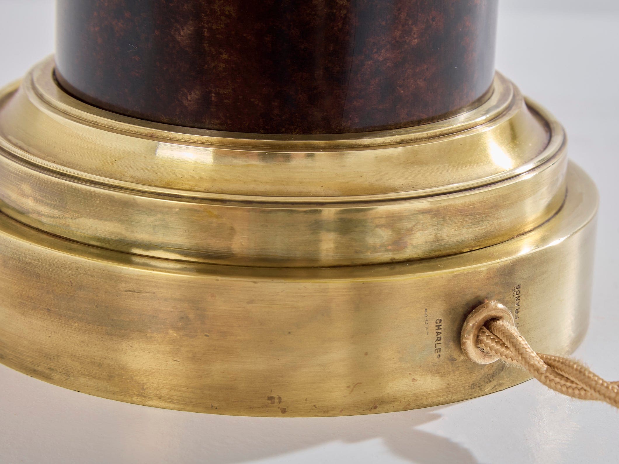 Paire de lampes néoclassiques en laiton patiné signées Maison Charles, 1950