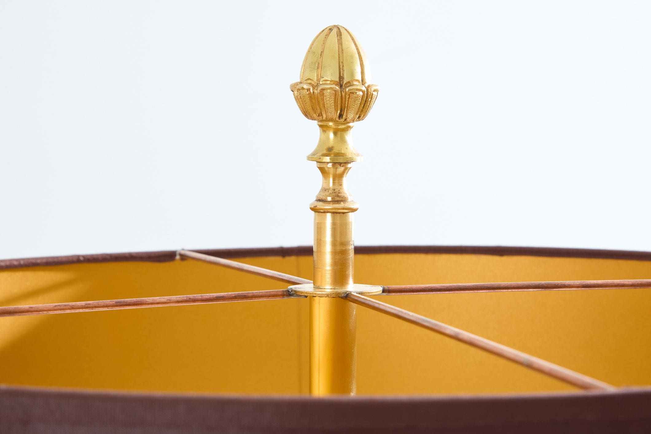 Paire de lampes néoclassiques en laiton patiné signées Maison Charles, 1950