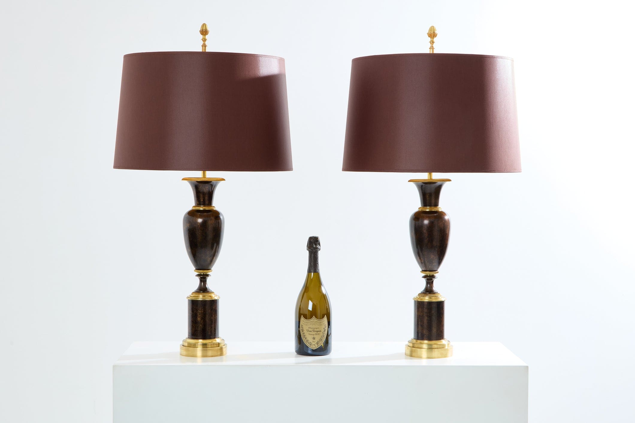 Paire de lampes néoclassiques en laiton patiné signées Maison Charles, 1950