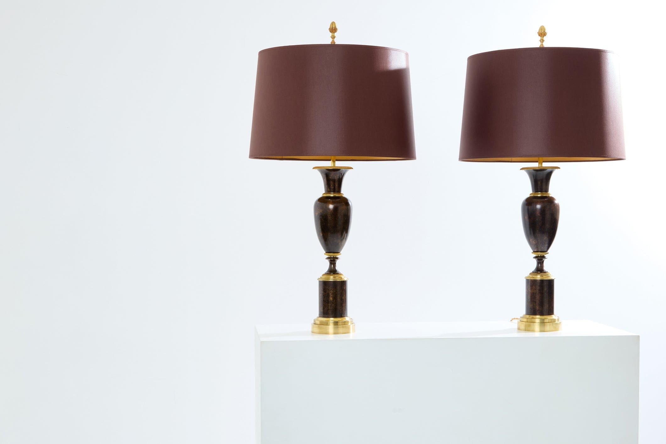 Paire de lampes néoclassiques en laiton patiné signées Maison Charles, 1950
