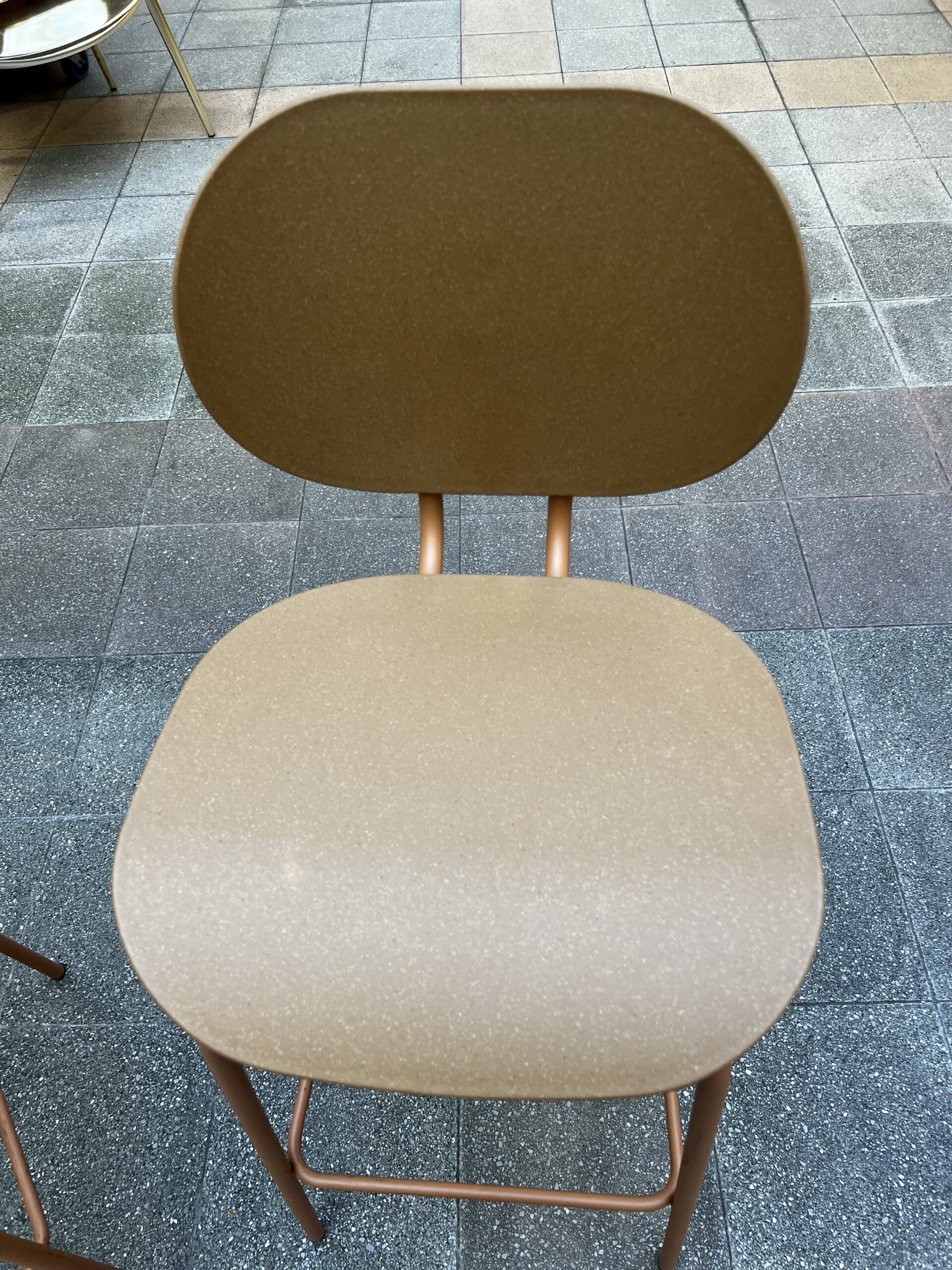 Tabouret bar Hari Ondarreta – Design minimaliste en métal et polypropylène terracotta