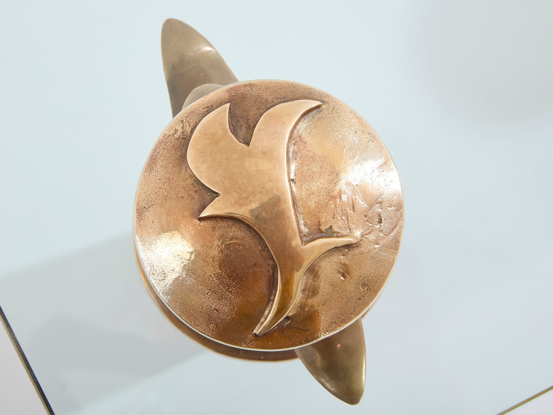 Table basse chêne massif et bronze modèle Concerto signée Garouste & Bonetti, 1995
