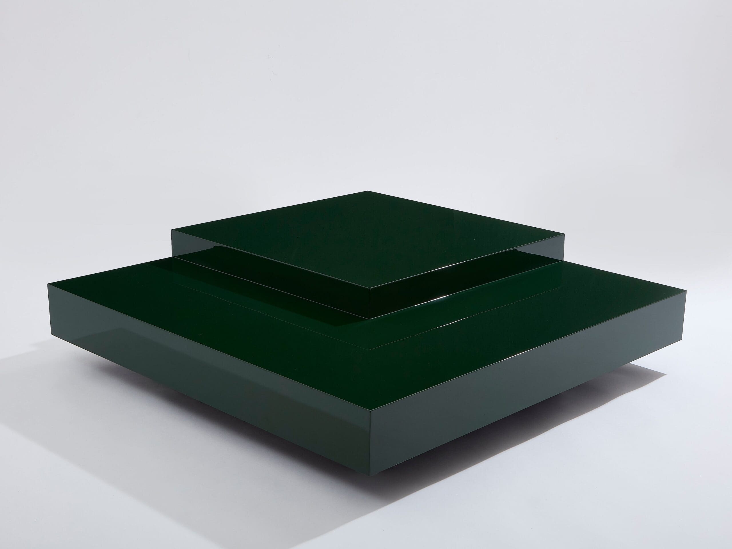 Table basse carrée asymétrique laquée vert forêt – Design Willy Rizzo, années 1970