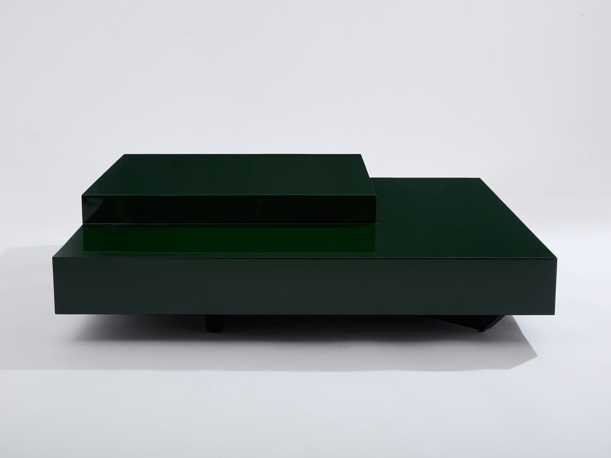 Table basse carrée asymétrique laquée vert forêt – Design Willy Rizzo, années 1970