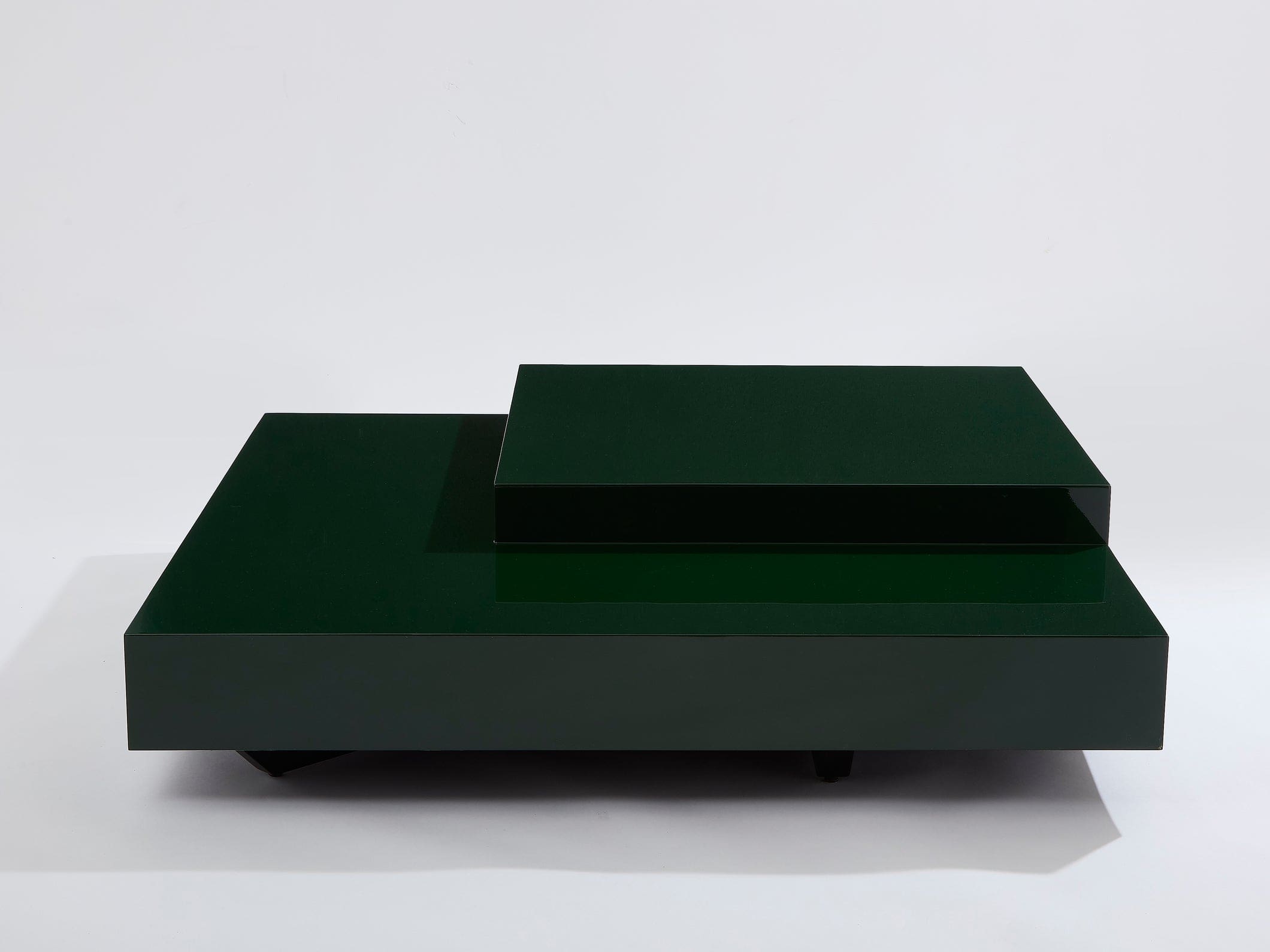 Table basse carrée asymétrique laquée vert forêt – Design Willy Rizzo, années 1970