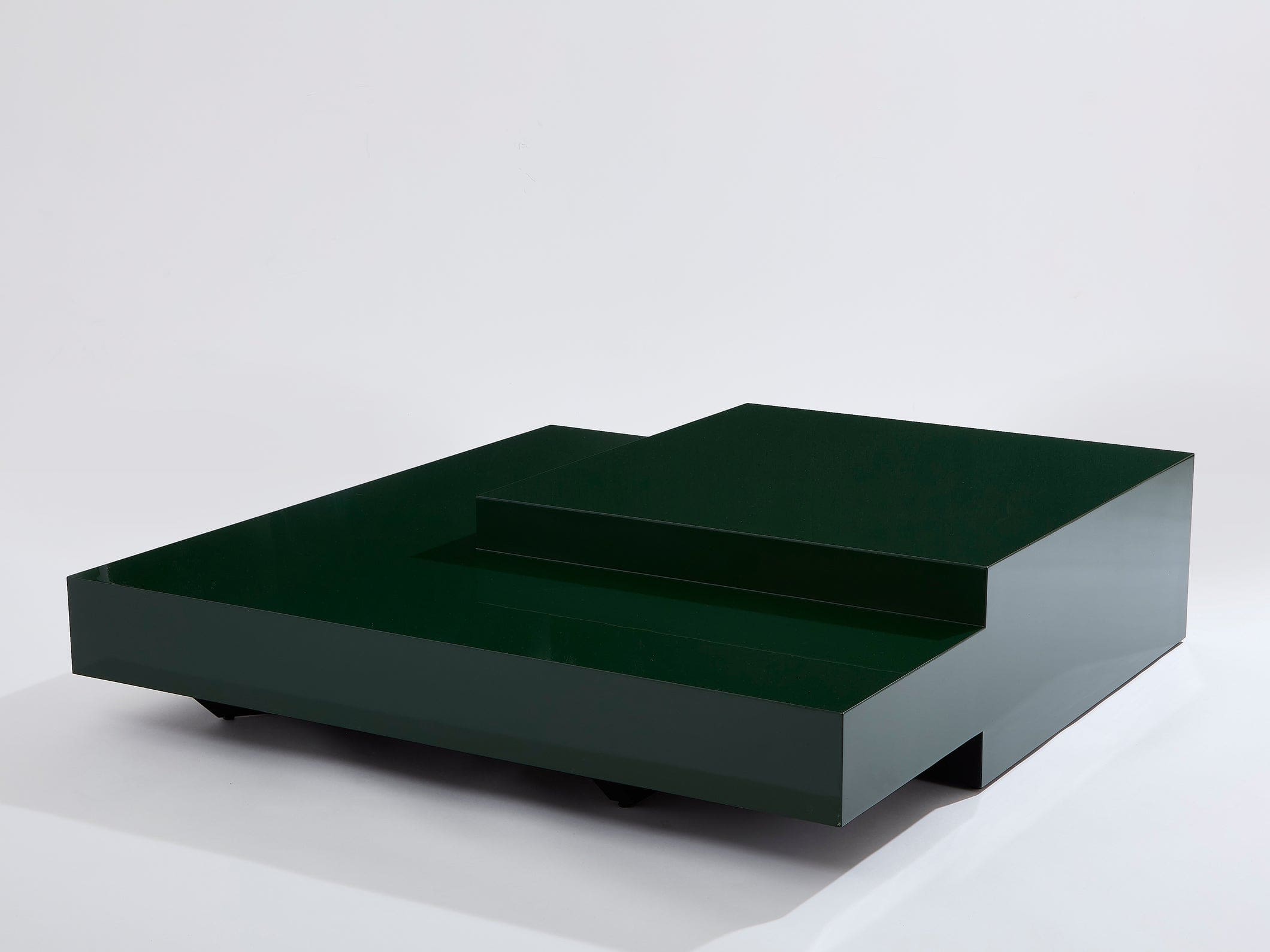 Table basse carrée asymétrique laquée vert forêt – Design Willy Rizzo, années 1970