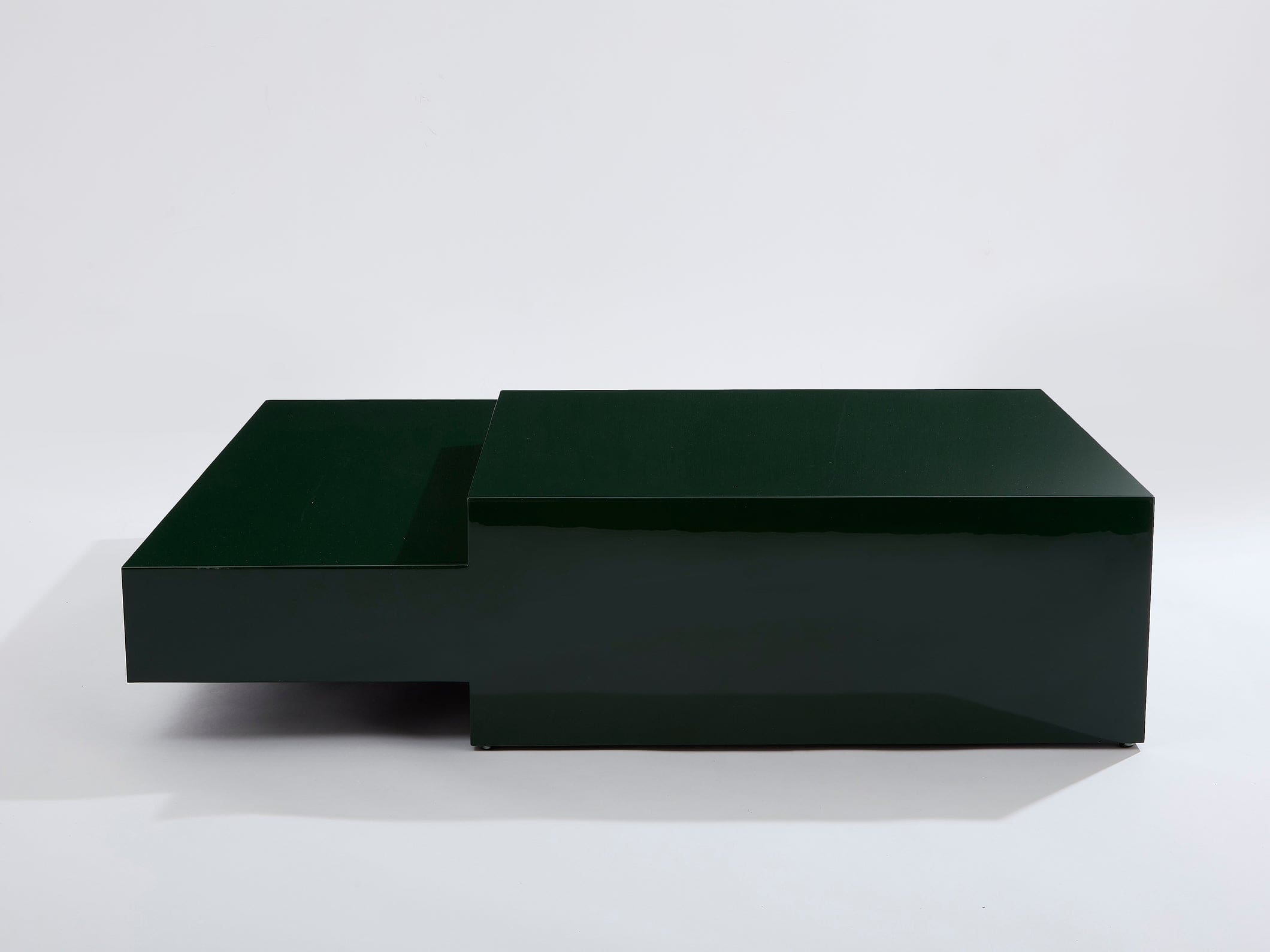 Table basse carrée asymétrique laquée vert forêt – Design Willy Rizzo, années 1970