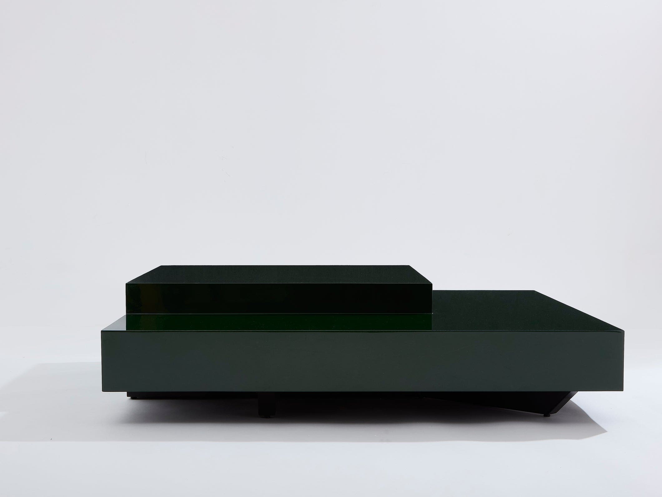 Table basse carrée asymétrique laquée vert forêt – Design Willy Rizzo, années 1970
