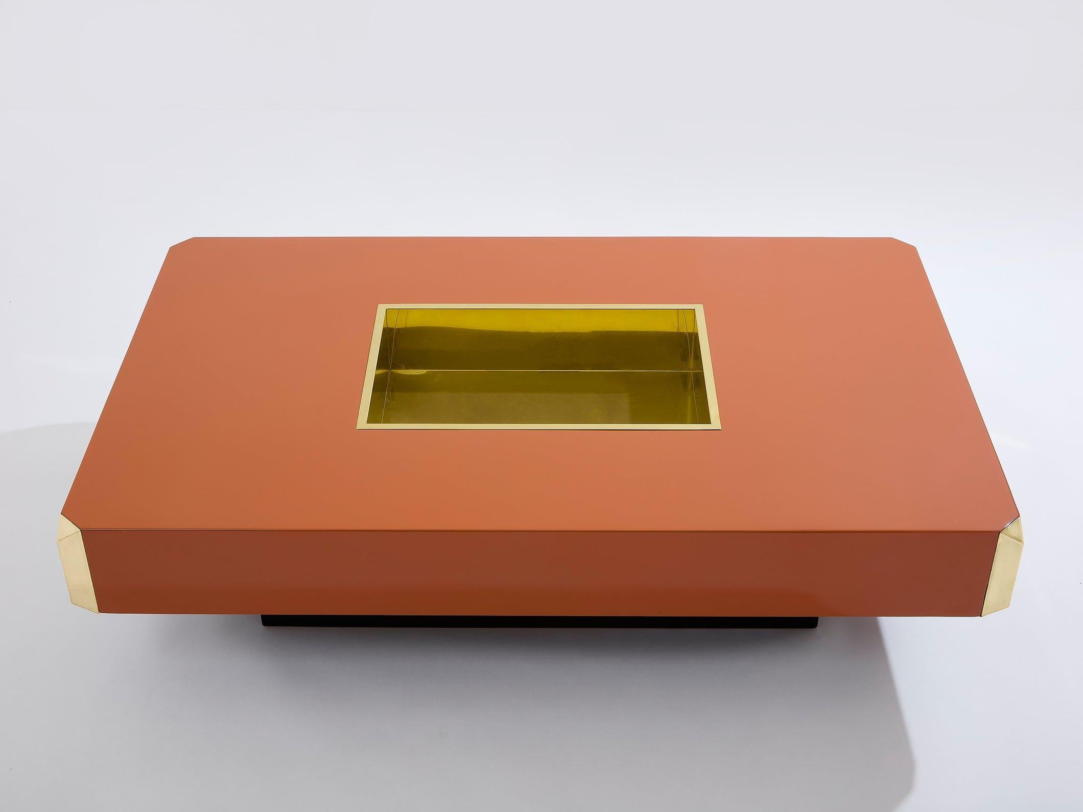 Table basse Willy Rizzo modèle Alveo laquée marron chocolat avec laiton, années 1970