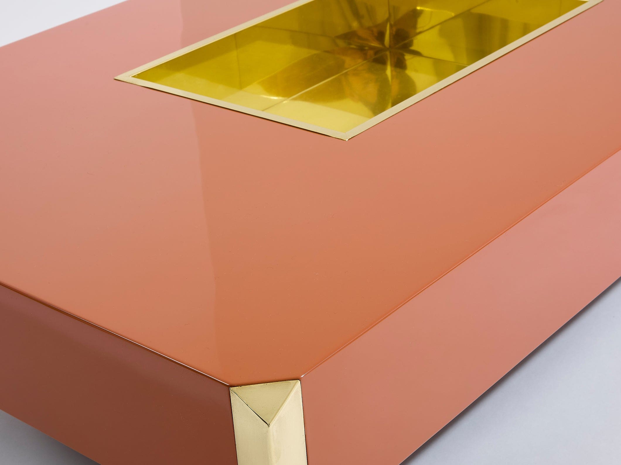 Table basse Willy Rizzo modèle Alveo laquée marron chocolat avec laiton, années 1970