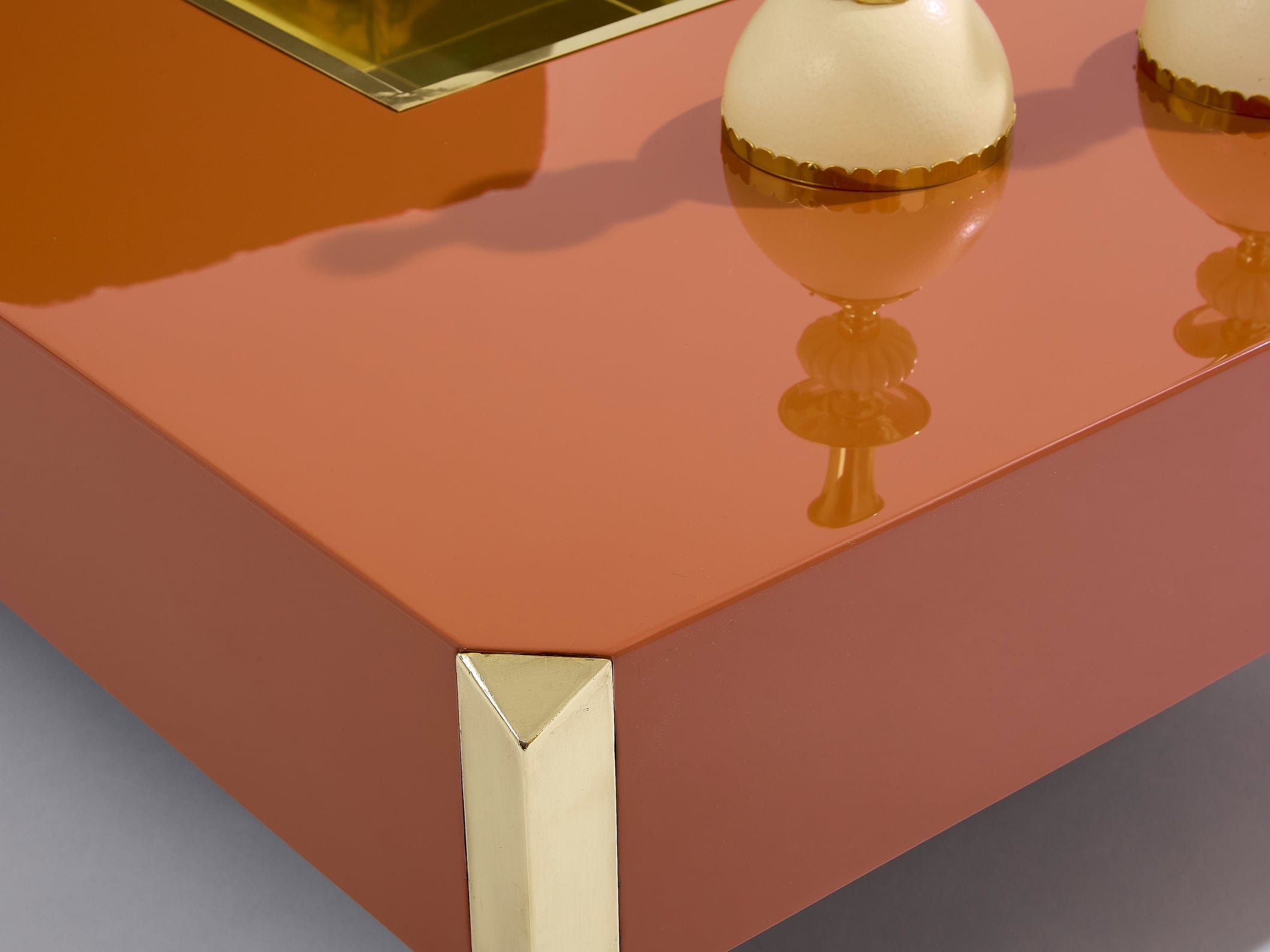 Table basse Willy Rizzo modèle Alveo laquée marron chocolat avec laiton, années 1970