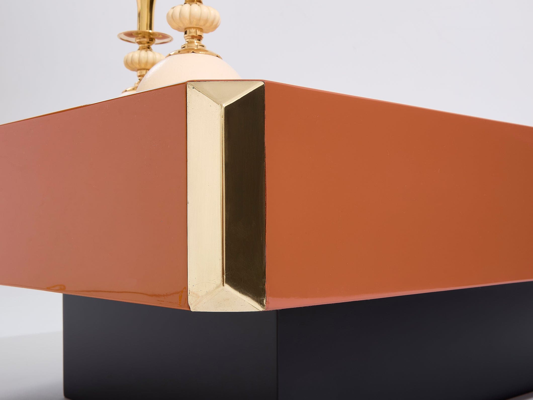 Table basse Willy Rizzo modèle Alveo laquée marron chocolat avec laiton, années 1970