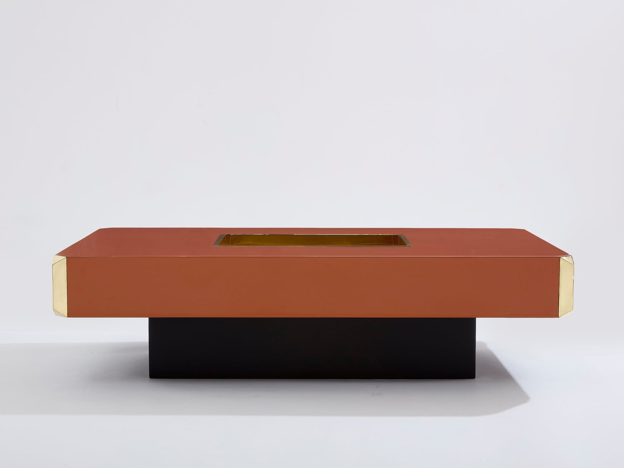 Table basse Willy Rizzo modèle Alveo laquée marron chocolat avec laiton, années 1970