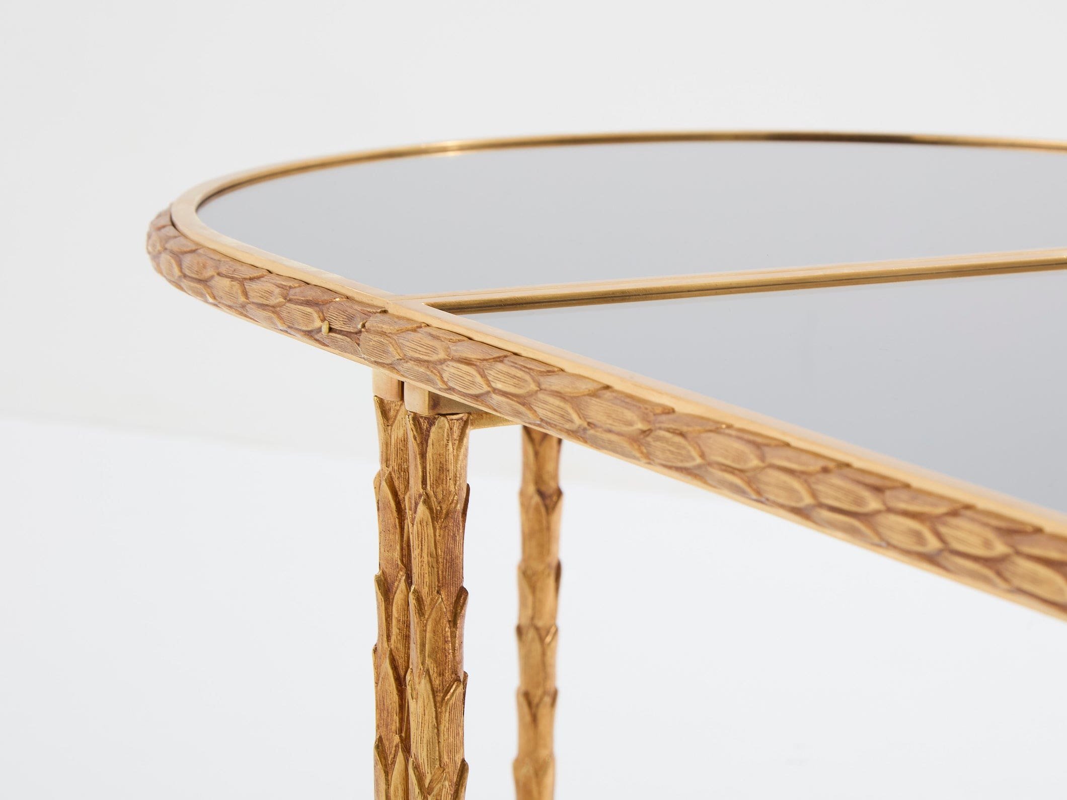 Table basse en bronze doré et miroirs par Maison Baguès, années 1950