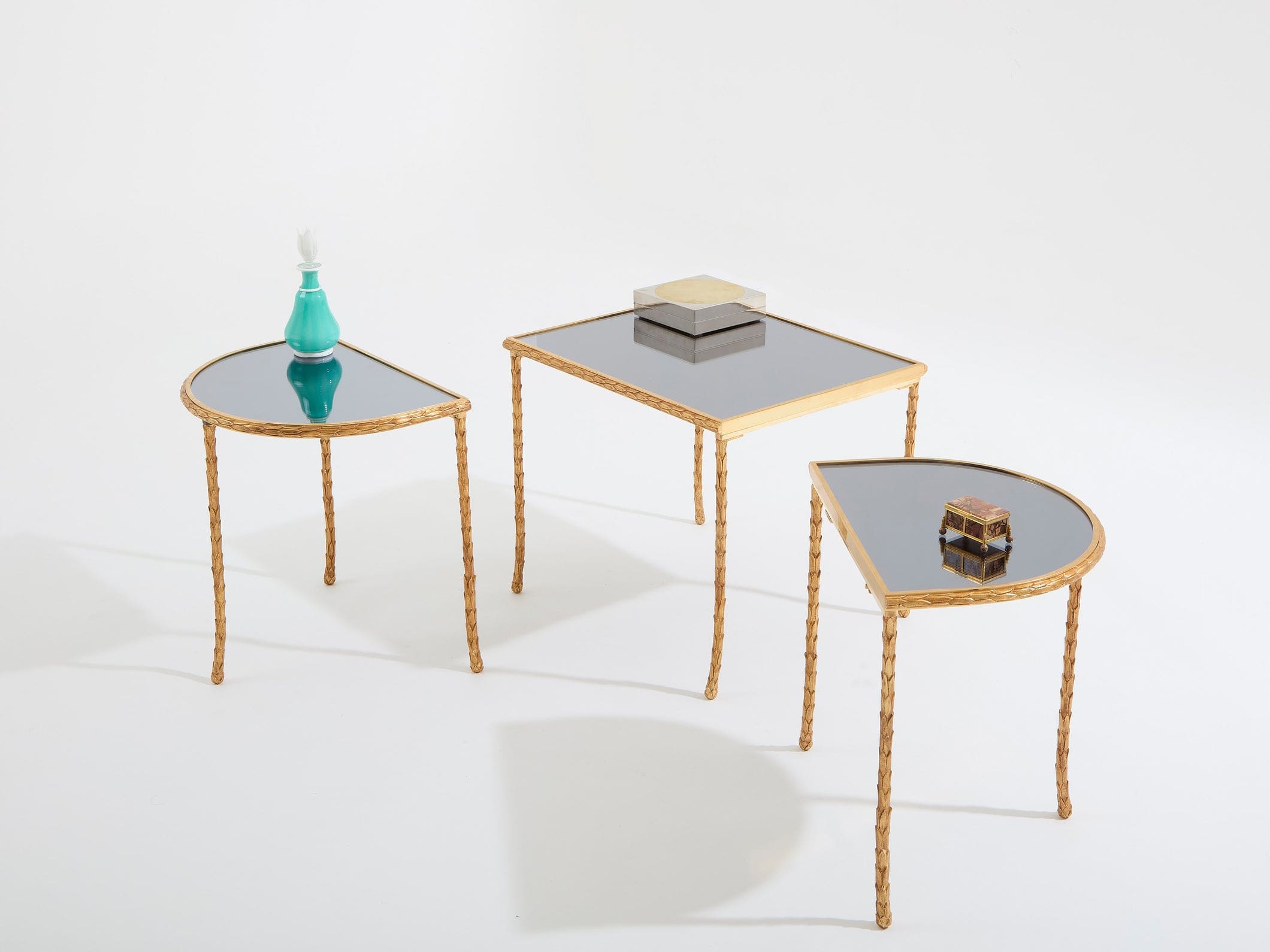Table basse en bronze doré et miroirs par Maison Baguès, années 1950