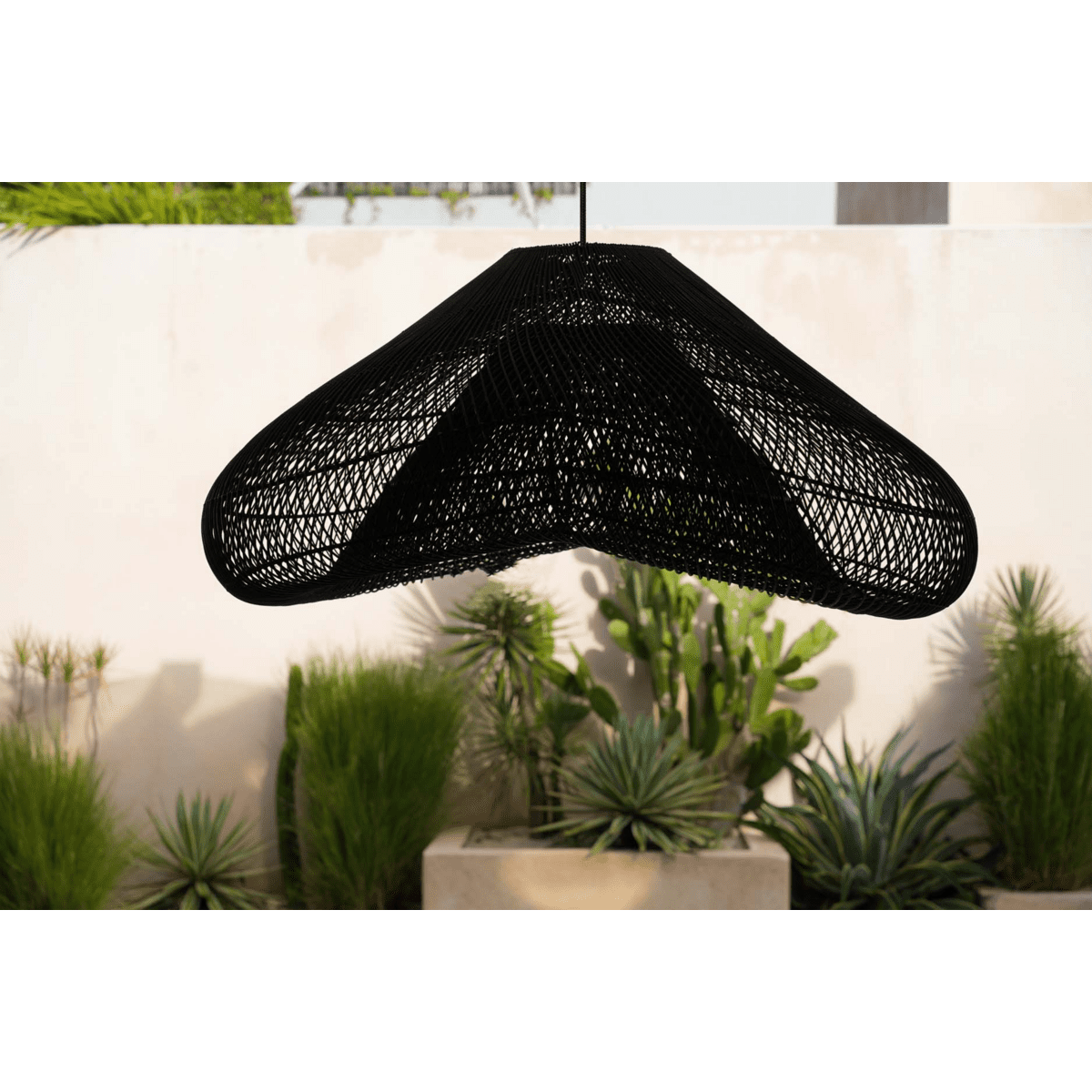 Lampe à suspension en rotin noir – The Cloud, sculpture lumineuse XXL faite main