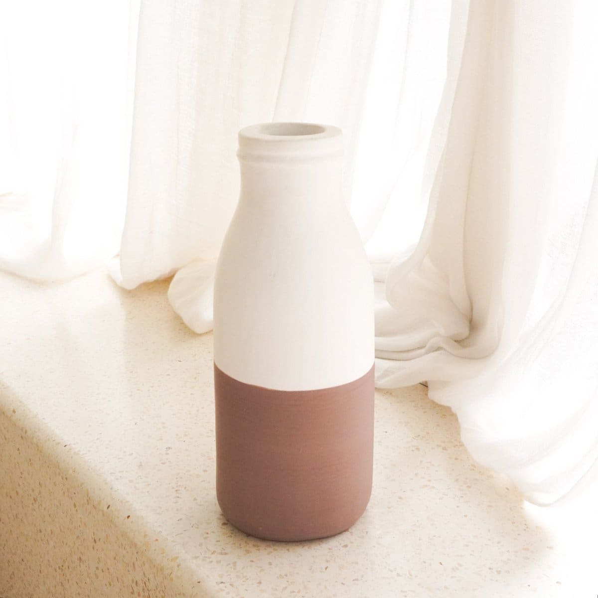 Vase en argile naturelle – Design blanc et brun façonné à la main (neuf)